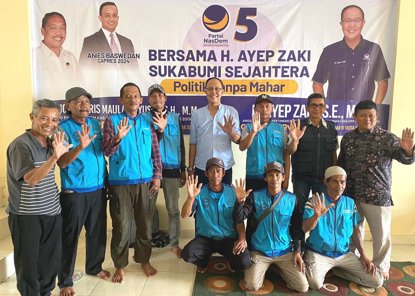 Ayep Zaki bersama komunitas pedagang asongan.