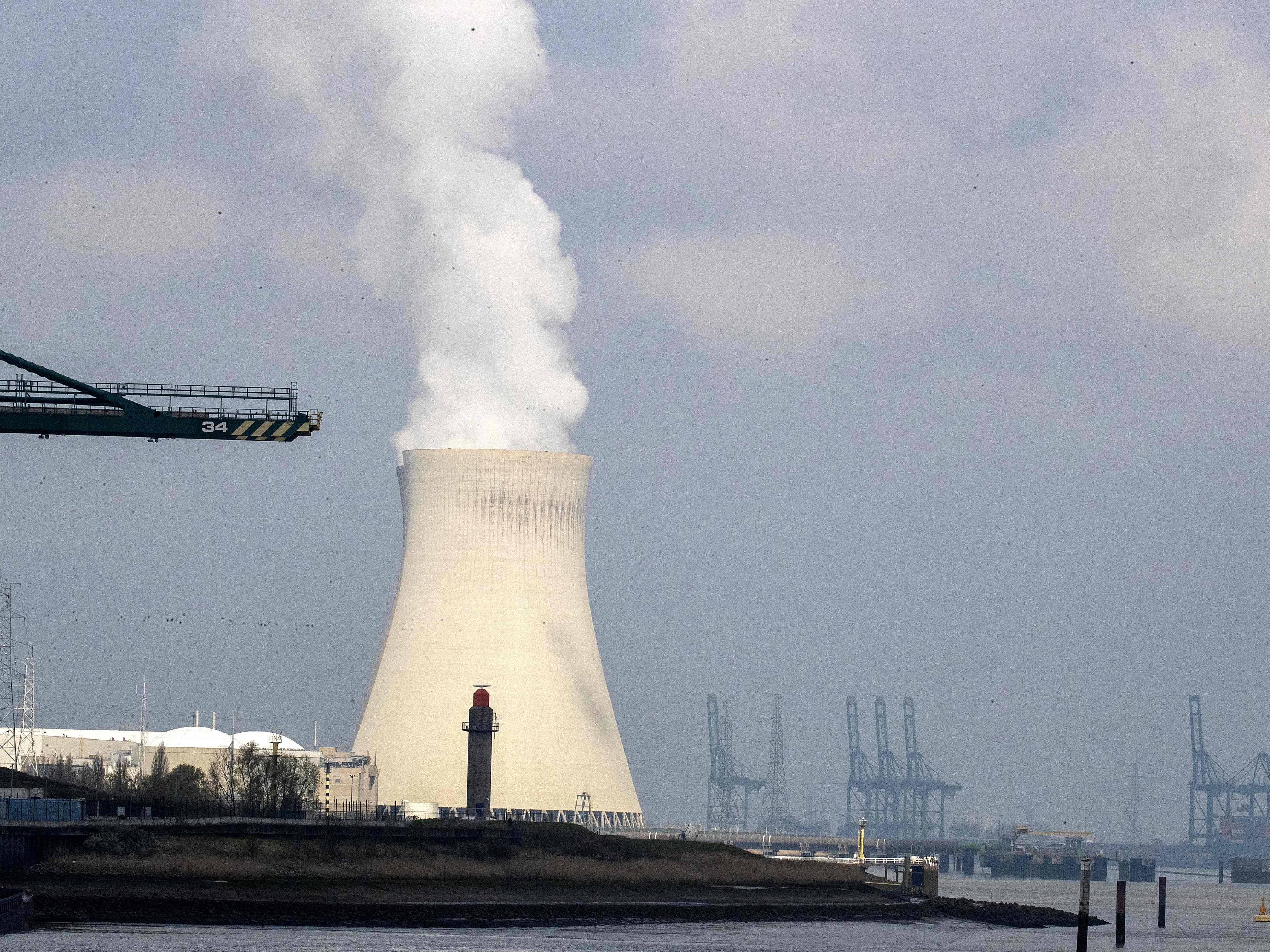 Pembangkit listrik tenaga nuklir Doel dari pelabuhan Antwerp di Antwerp, Belgia, pada 8 April 2023.