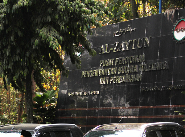 Pondok pesantren Al-Zaytun.
