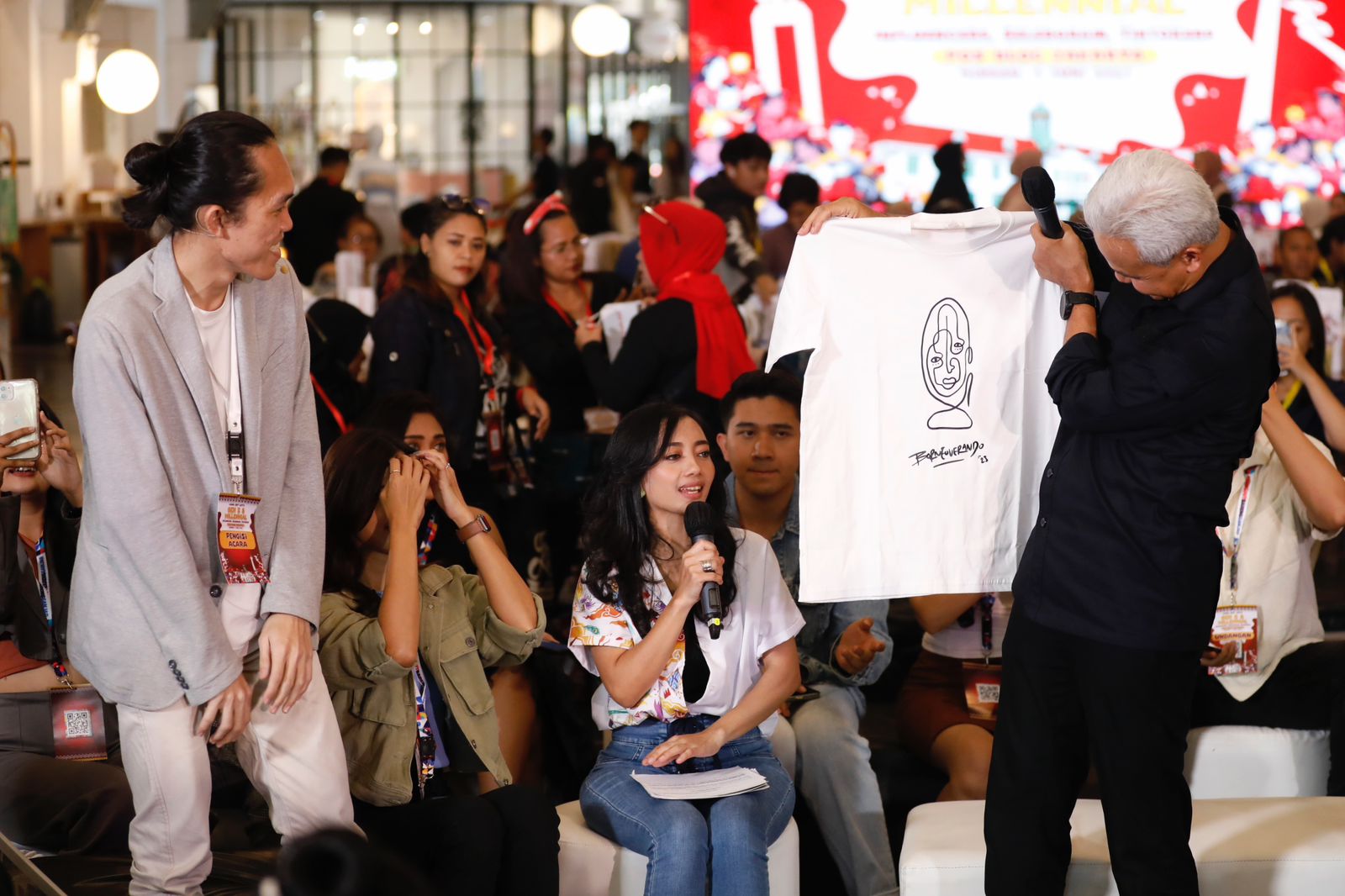 Ganjar Pranowo berbincang dengan milenial dan generasi Z di Pos Bloc, Jakarta