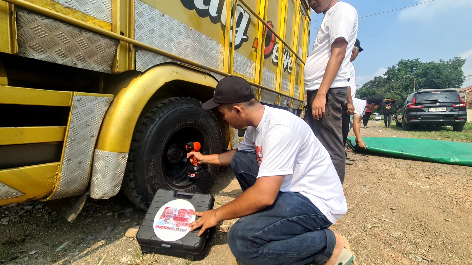Bantuan peralatan untuk sopir truk di Sukabumi