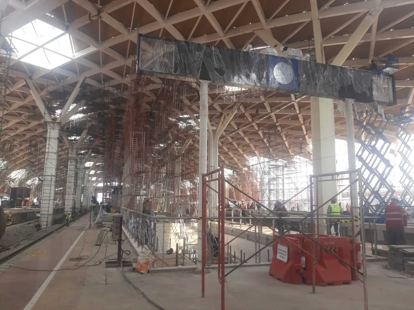 Progres stasiun Kereta Cepat Jakarta Bandung (KCJB) Halim telah mencapai 92%, Rabu (14/6).