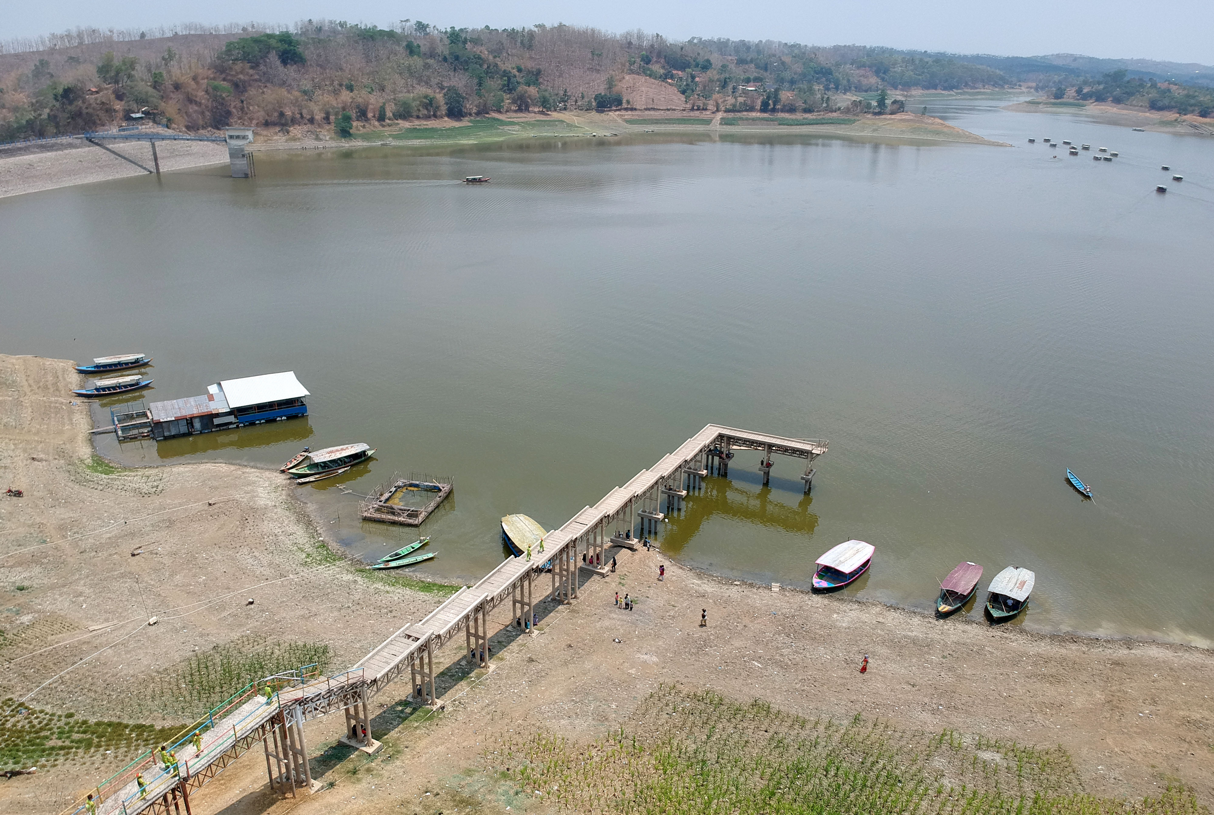 Foto udara suasana Waduk Cacaban yang menyusut di Desa Cacaban, Kabupaten Tegal, Jawa Tengah, Sabtu (19/10/2019).