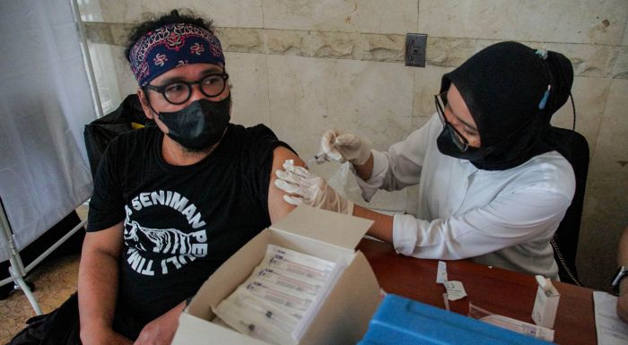 Ilustrasi: petugas medis menyuntikkan vaksin covid-19 dosis keempat kepada karyawan Media Group di Kompleks Kedoya, Jakarta