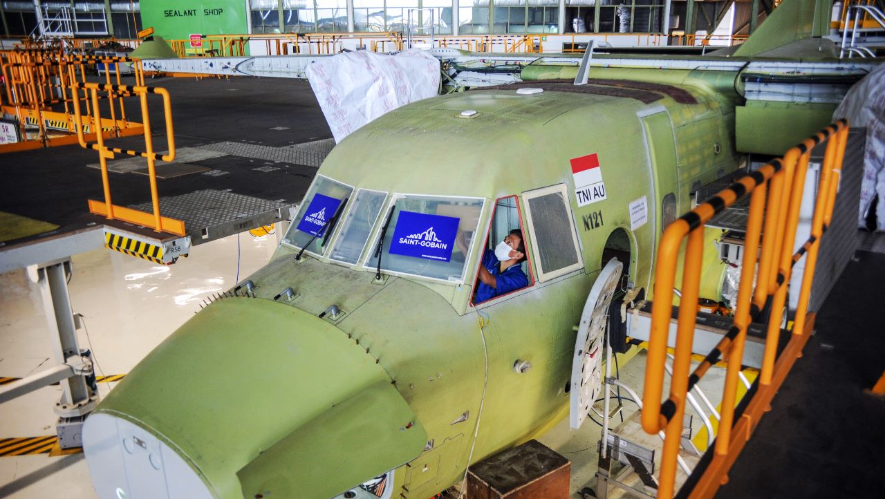 Industrialisasi iarahkan pada industri padat karya terampil serta industri padat teknologi dan inovasi, seperti industri kedirgantaraa.