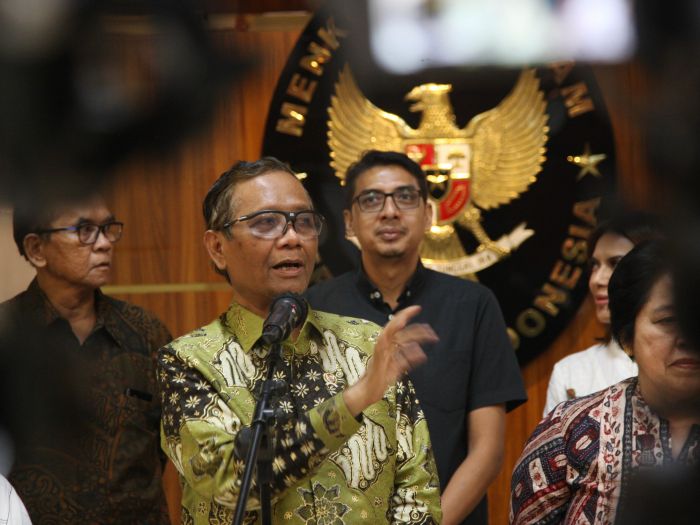 Menko Polhukam Mahfud MD (tengah).