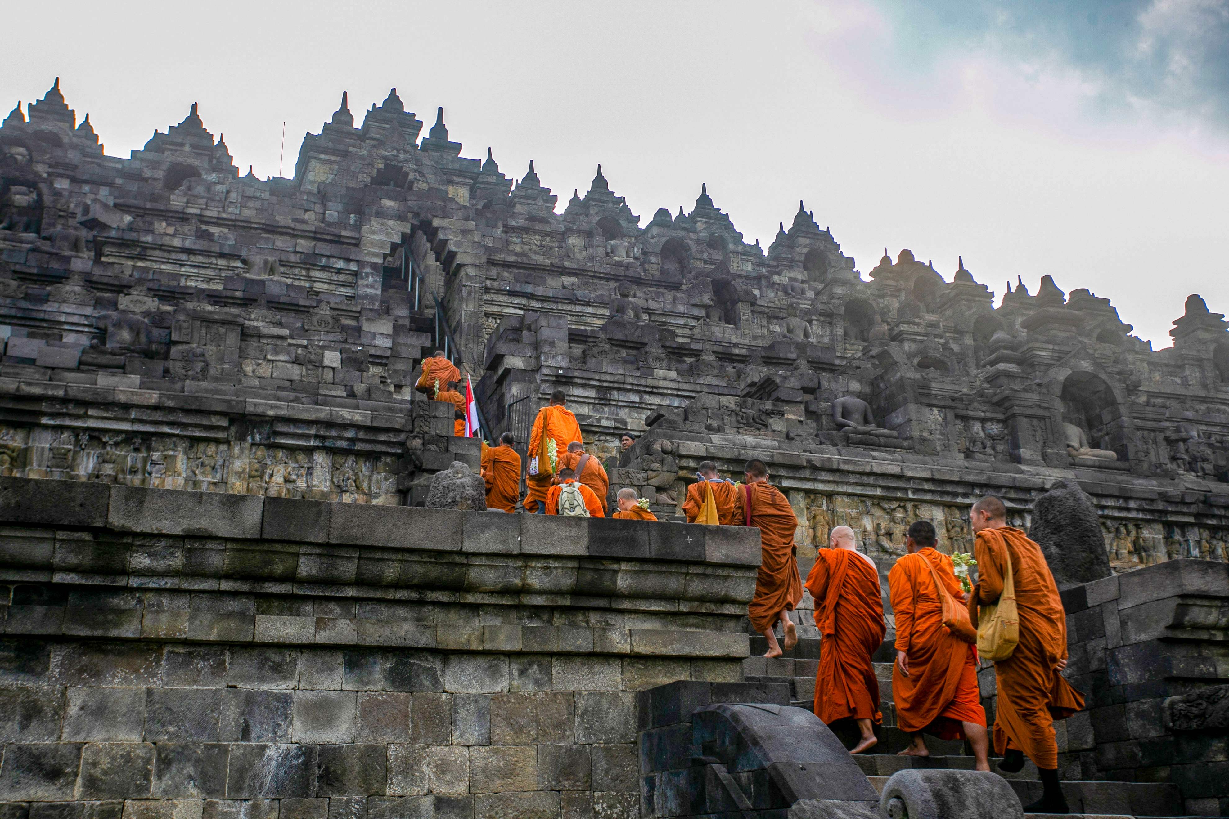 Jelang Hari Waisak, sejumlah biksu Buddha melakukan ritual di area Candi Borobudur di Magelang, Jateng, Kamis (1/6).