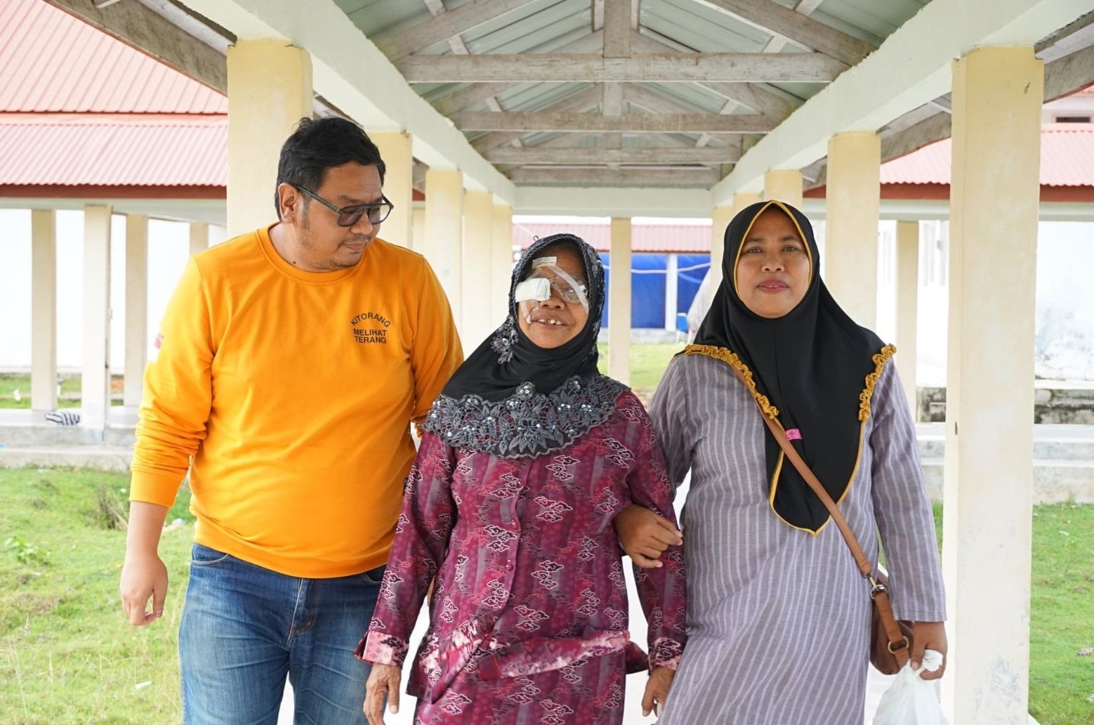 Ibu Mugiah (tengah) setelah menjalan operasi katarak gratis di Pulau Buru, Namlea, Maluku.