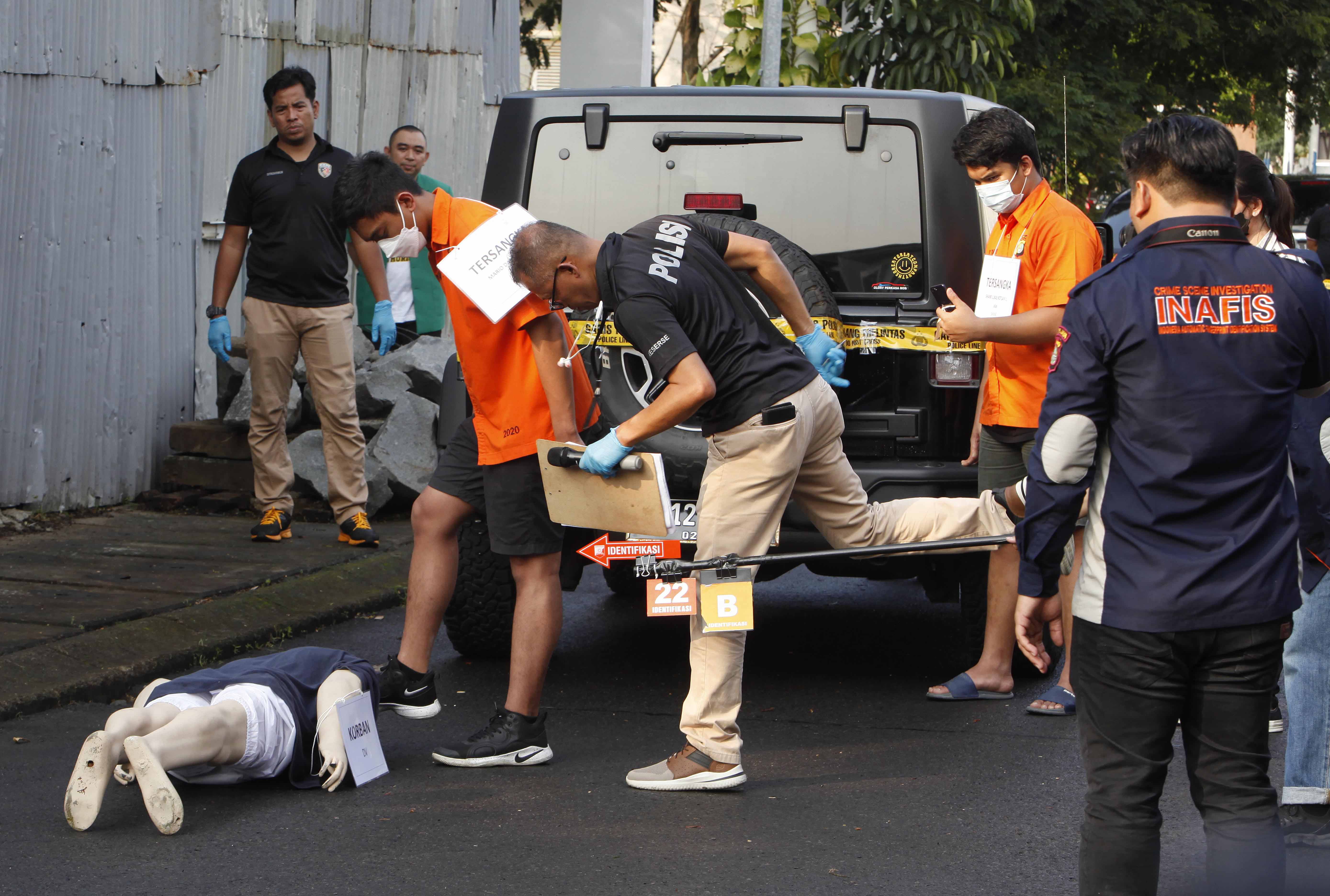 Tersangka Mario Dandy (kiri) dan Shane Lukas Rotua (kanan) melakukan penganiayaan terhadap korban Cristalino David Ozora