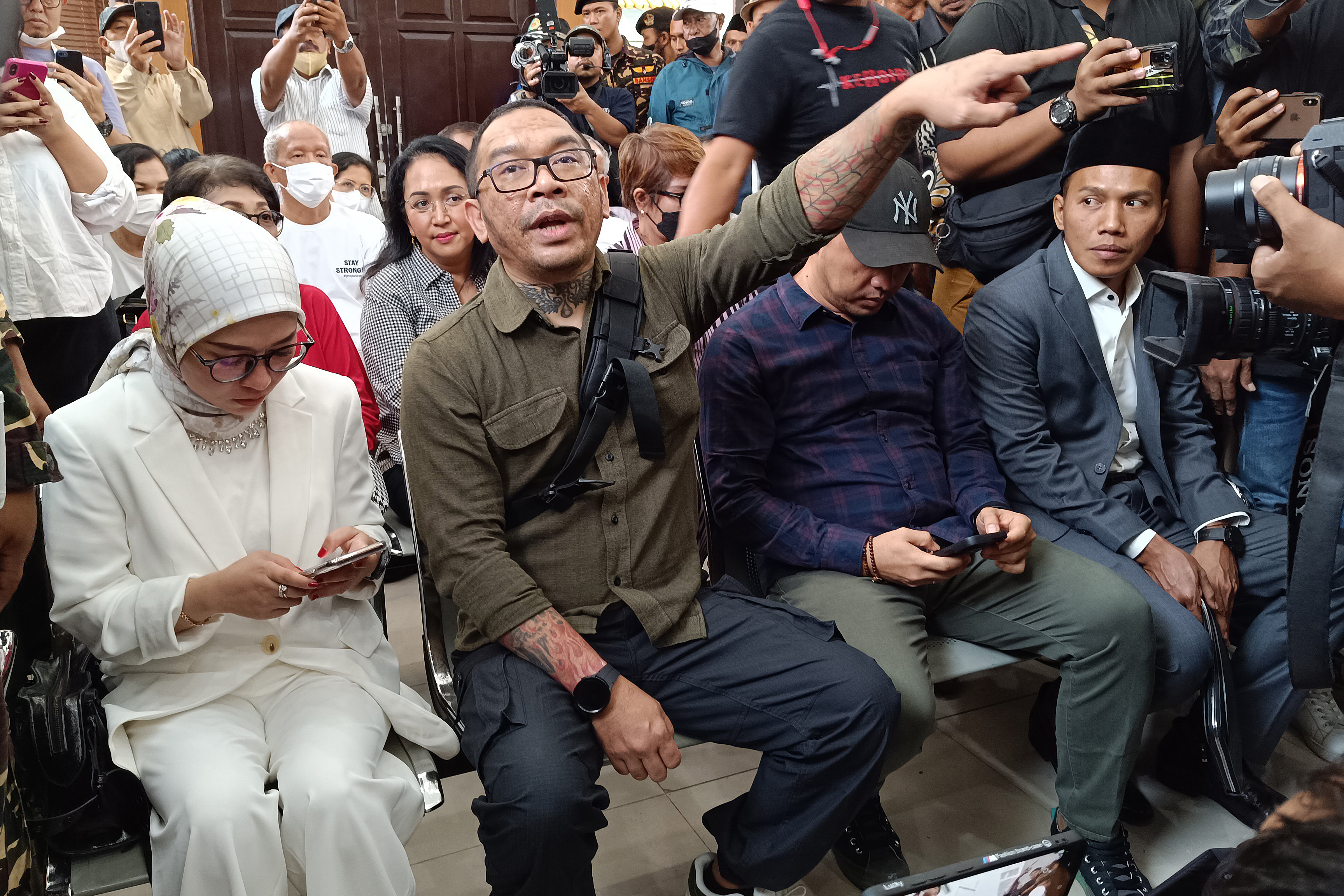  Orangtua David Ozora, Jonathan Latumahina (kedua kiri) didampingi penasihat hukum memantau langsung jalannya persidangan