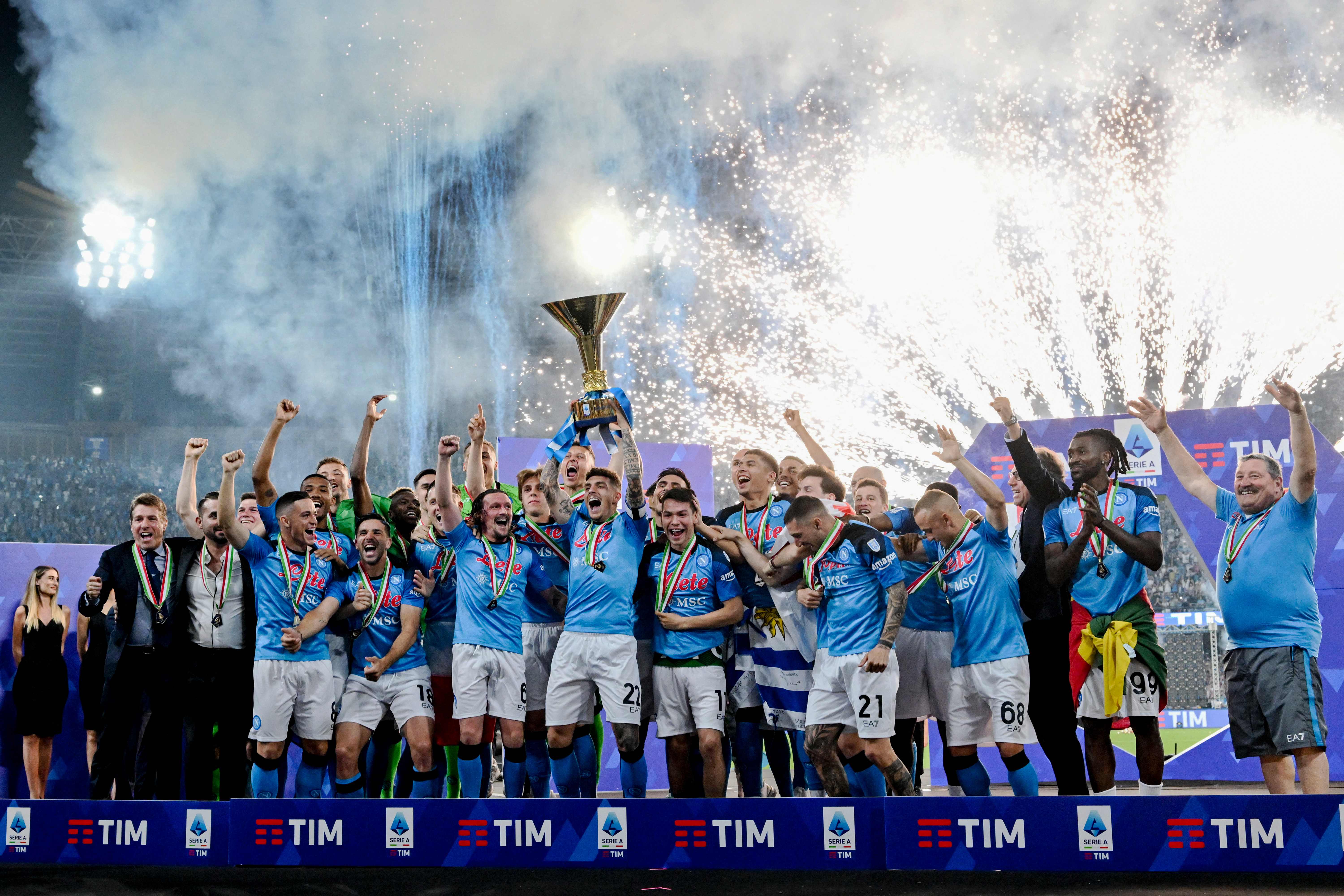 Para pemain Napoli mengangkat trofi juara Serie A usai laga melawan Sampdoria.