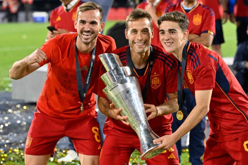 Para pemain Spanyol berpose dengan trofi Liga Negara UEFA.