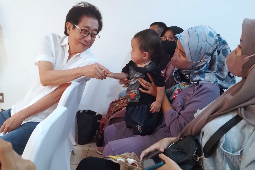 Dirut Sido Muncul Irwan Hidayat bercengkerama dengan Bilal, Selasa (13/6). Bilal adalah salah satu anak yang menjalani operasi bibir sumbing