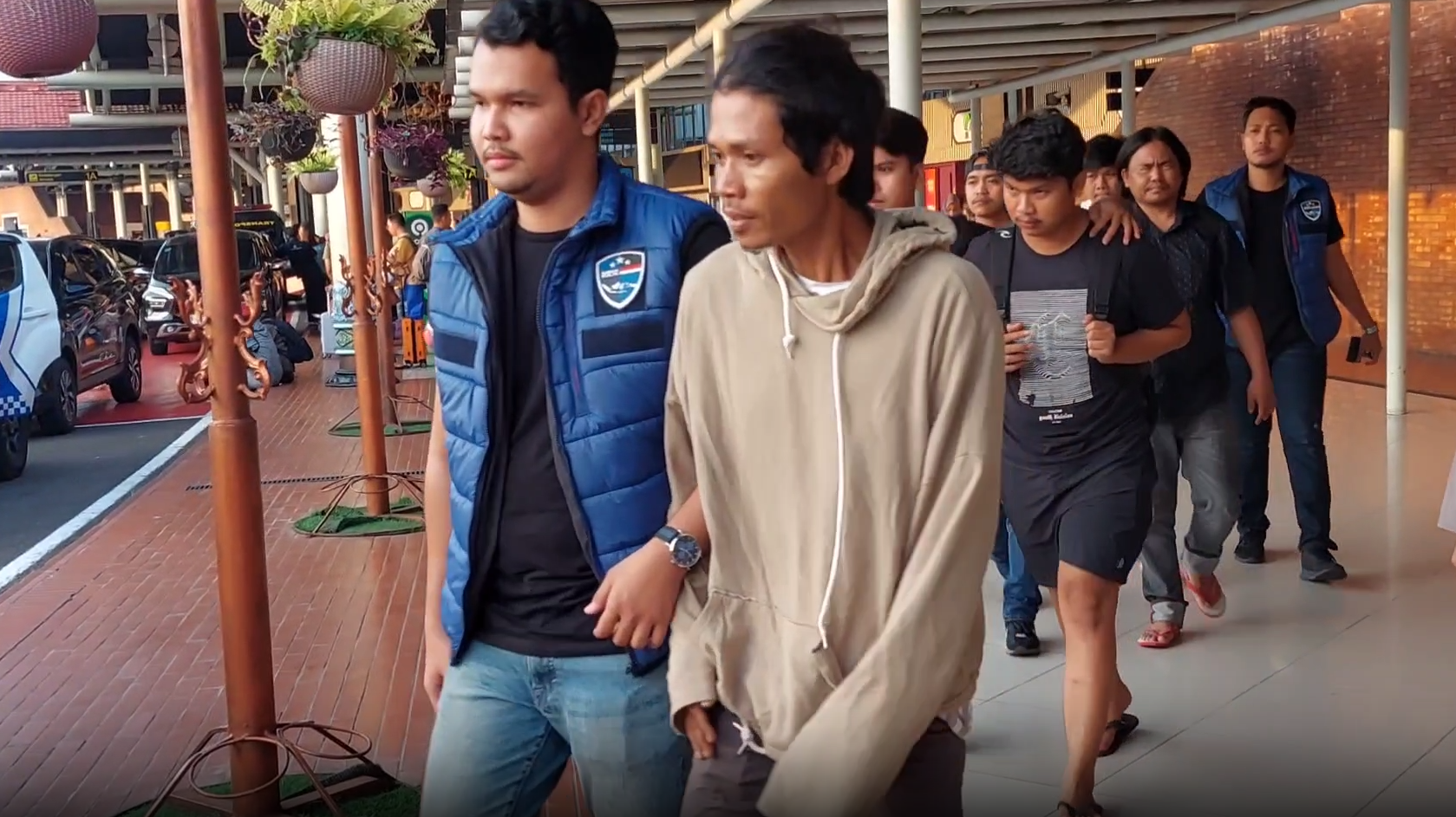 Polisi membekuk tersangka pelaku penipuan tiket Coldplay