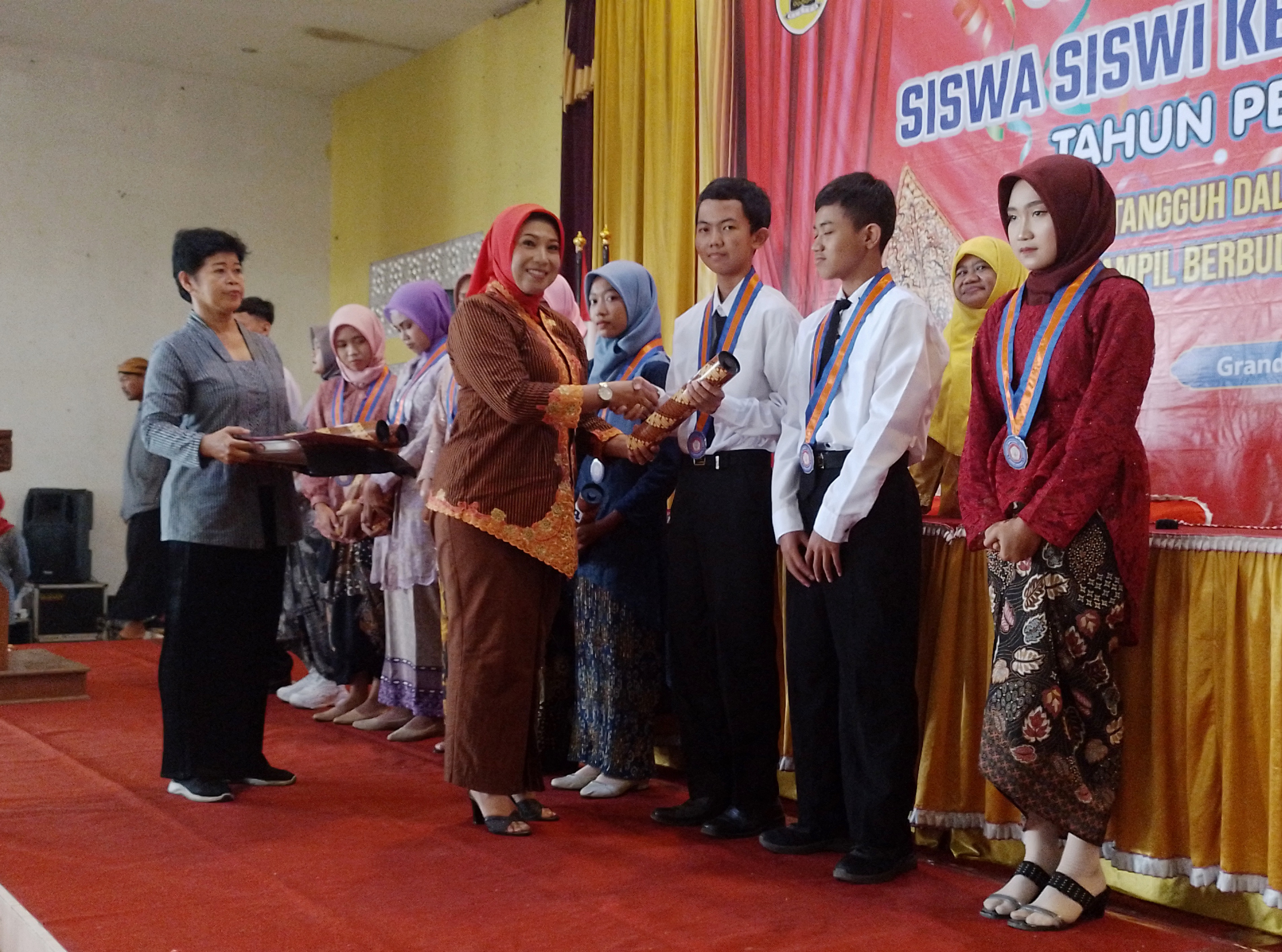 SMPN 4 Delanggu, Ernawati, menyerahkan penghargaan kepada lulusan terbaik