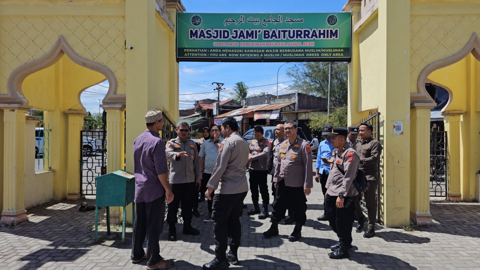 Peringati HUT Bhayangkara 2023, Biro SDM Polda Aceh melakukan renovasi Masjid Baiturrahim dengan cara melakukan revitalisasi.