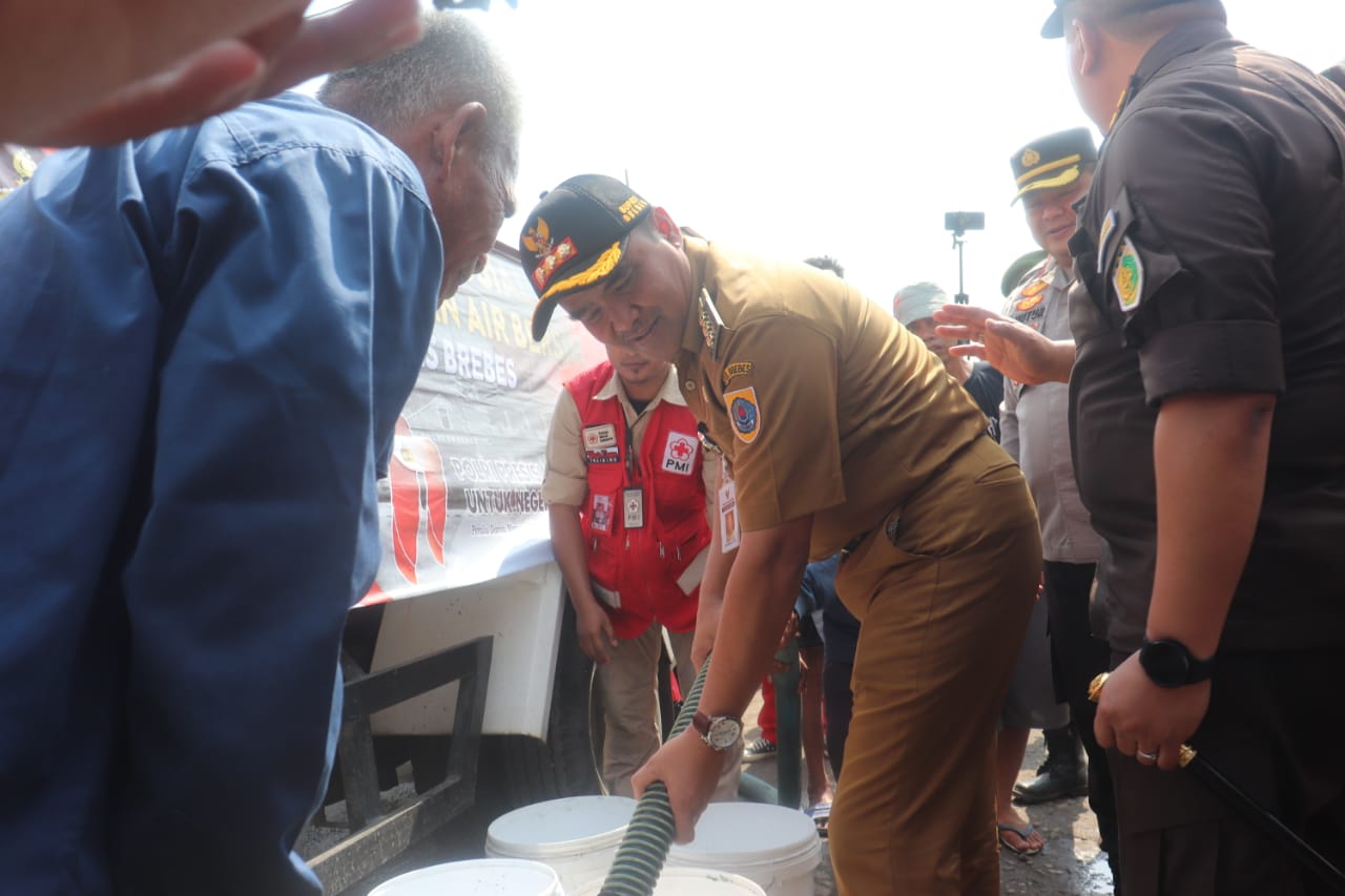 Polres Brebes Bantu Salurkan Air Bersih ke Tiga Desa Kecamatan Ketanggungan