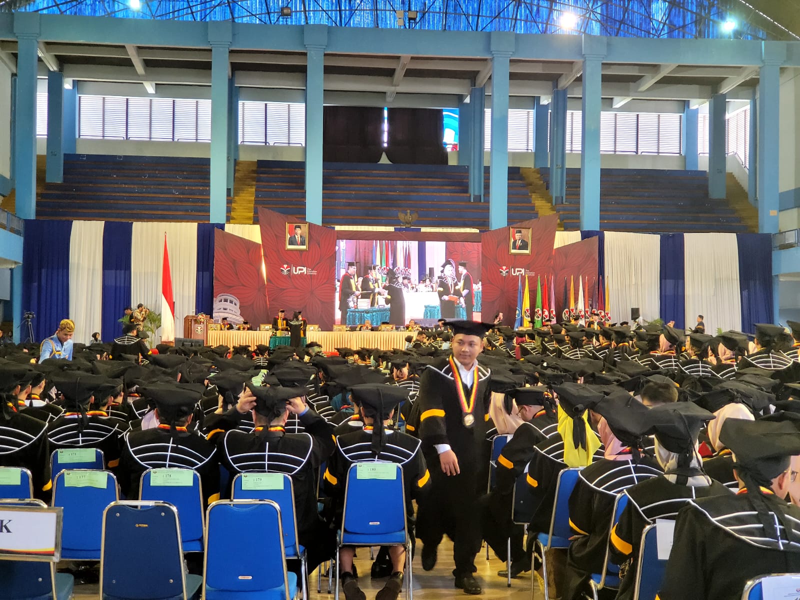 Universitas Pendidikan Indonesia mewisuda para lulusannya yang disiapkan menghadapi tantangan global.