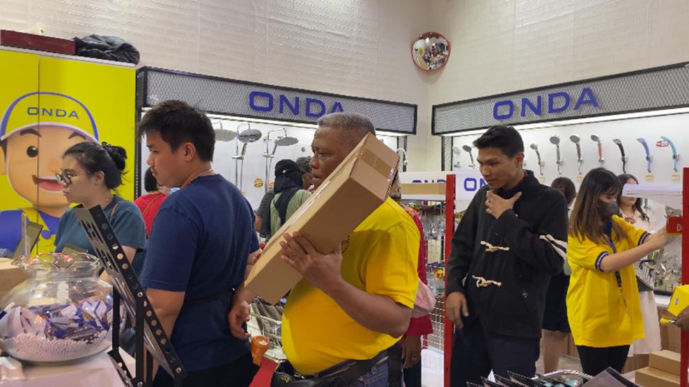 Booth brand sanitary Onda didatangi banyak pengunjung di Pekan Raya Jakarta (PRJ) 2023 di JiExpo, Kemayoran, Jakarta.