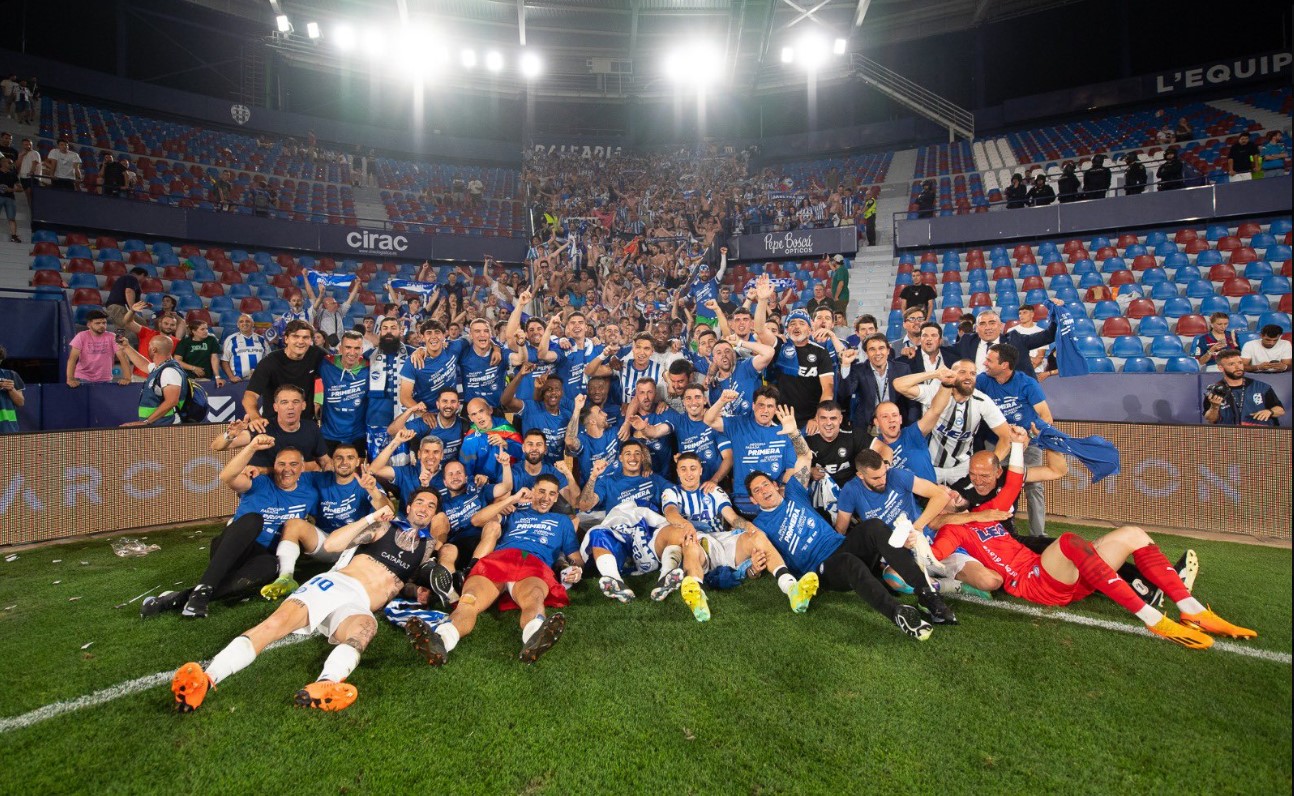 Para pemain Alaves melakukan selebrasi usai memastikan diri meraih tiket promosi ke La Liga.