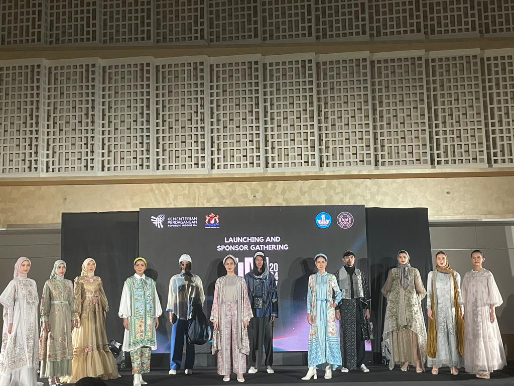 Peragaan busana di Jakarta Muslim Fashion Week 2024