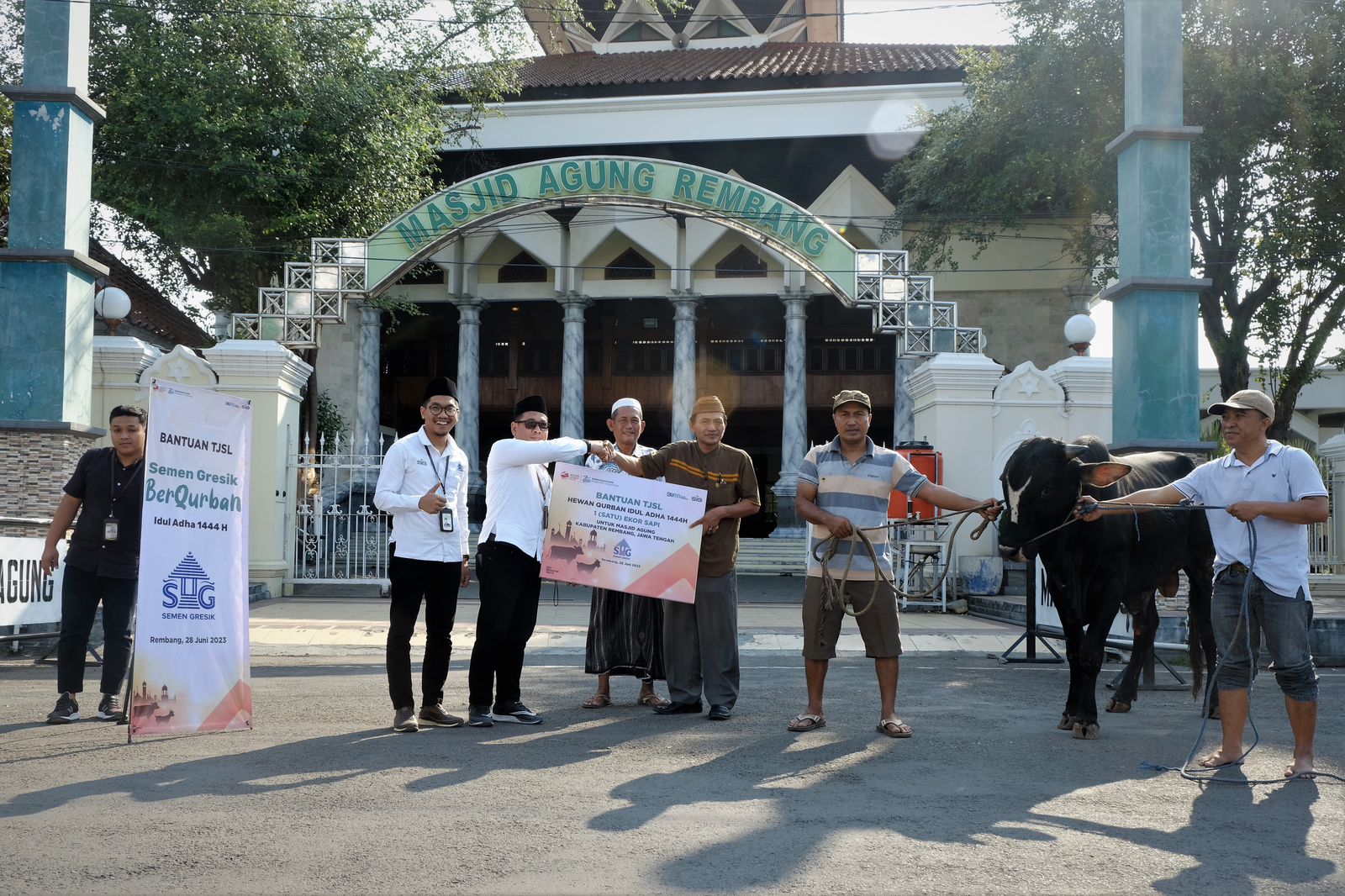 Semen Gresik menyerahkan hewan kurban kepada warga di sekitar pabrik di Rembang dan Blora, Jawa Tengah