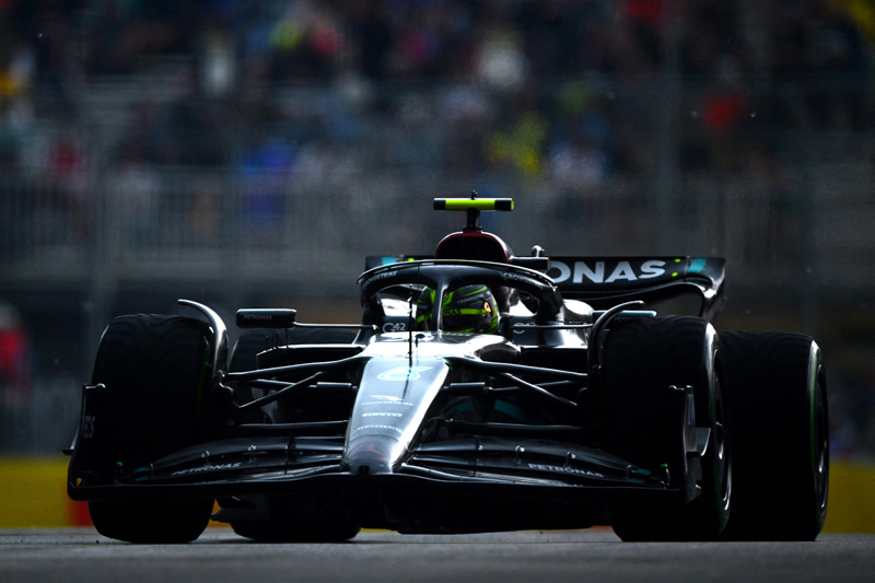 Lewis Hamilton menempati posisi teratas di sesi latihan Jumat (16/6) yang tertunda dan dipotong hujan jelang Grand Prix Kanada