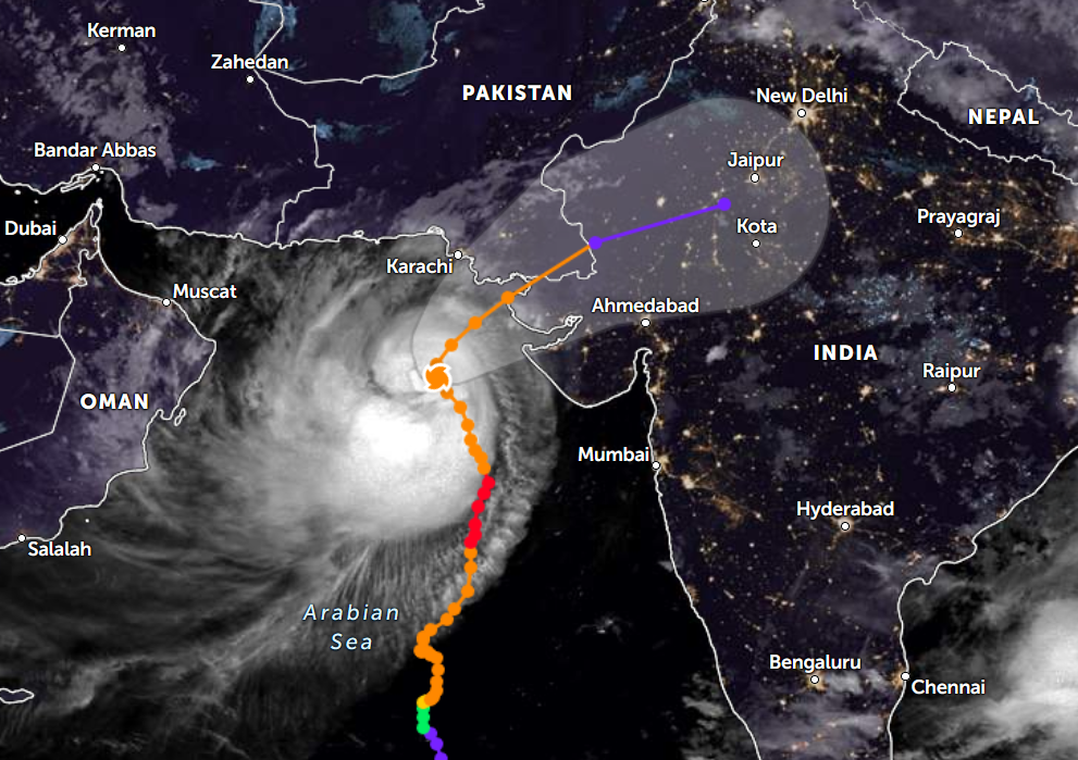 Badai siklon Biparjoy mengamuk di Laut Arab dan diprediksi mencapai daratan India dan Pakistan pada Kamis (15/6).