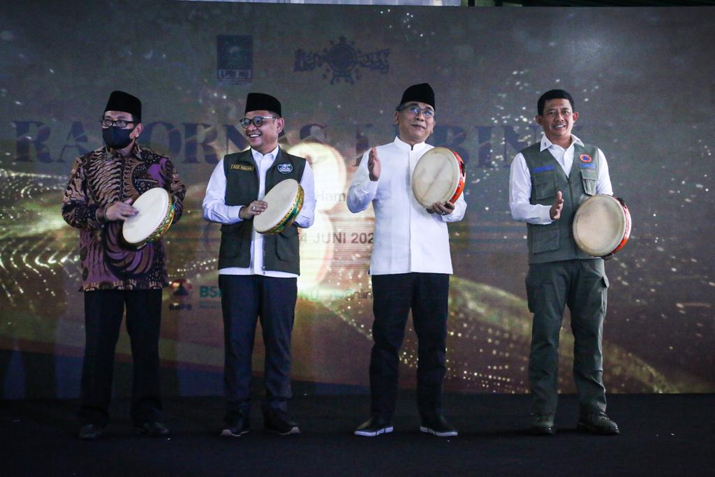  tabuhan rebana oleh Gus Yahya, Ketua LPBINU TB Ace Hasan Syadzily, dan Kepala BNPB Letjen Suharnyato.