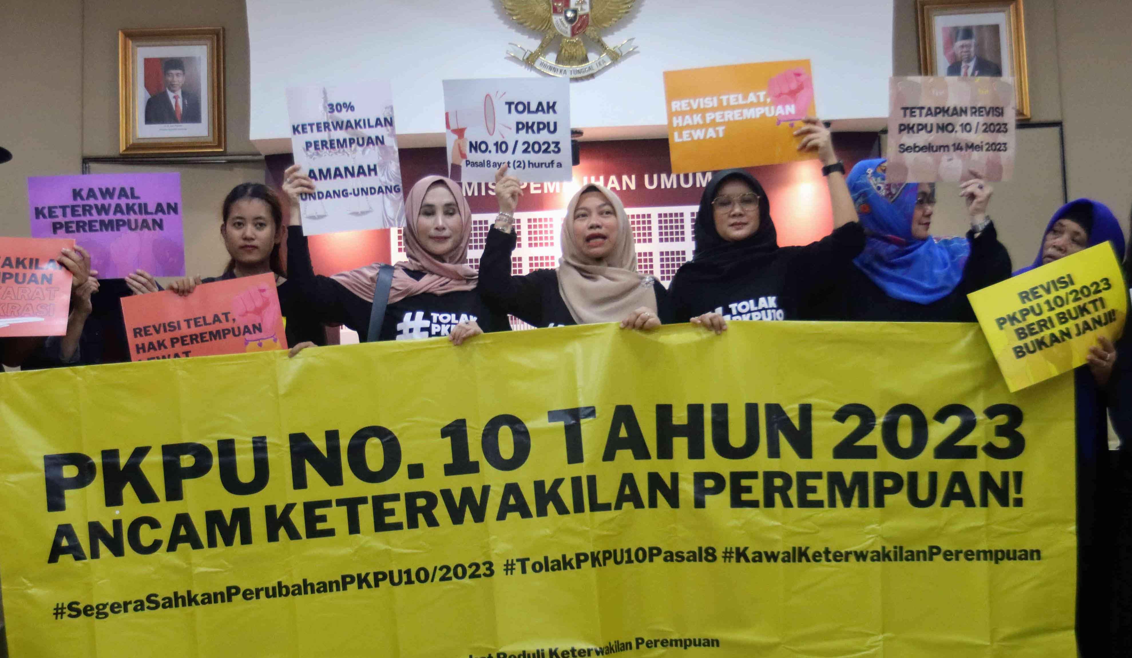 Aktivis perempuan berdemonstrasi menolah PKPU 10/2023 yang dinilai mengancam keterwakilan perempuan