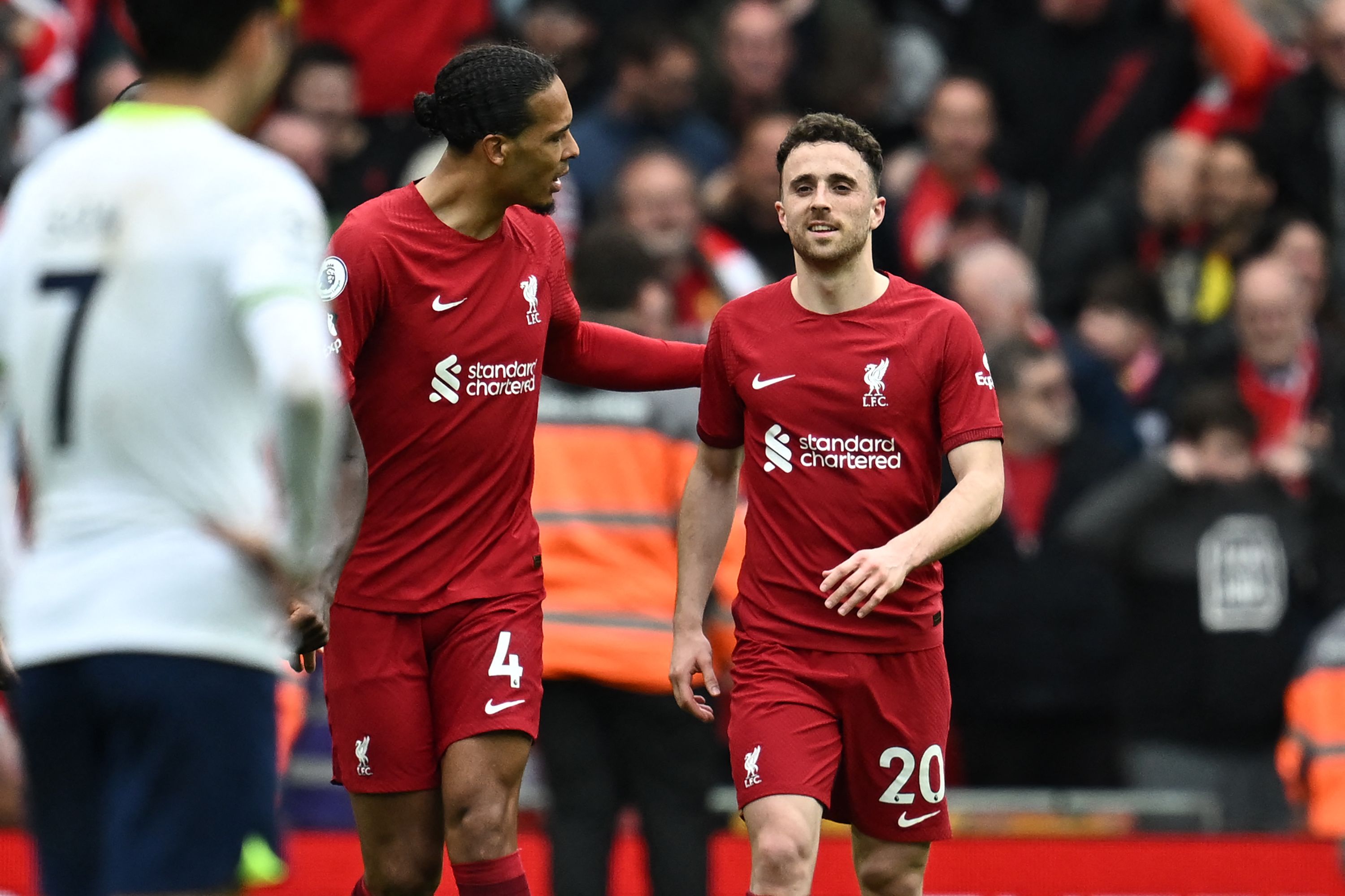 Striker Liverpool Diogo Jota (kanan).