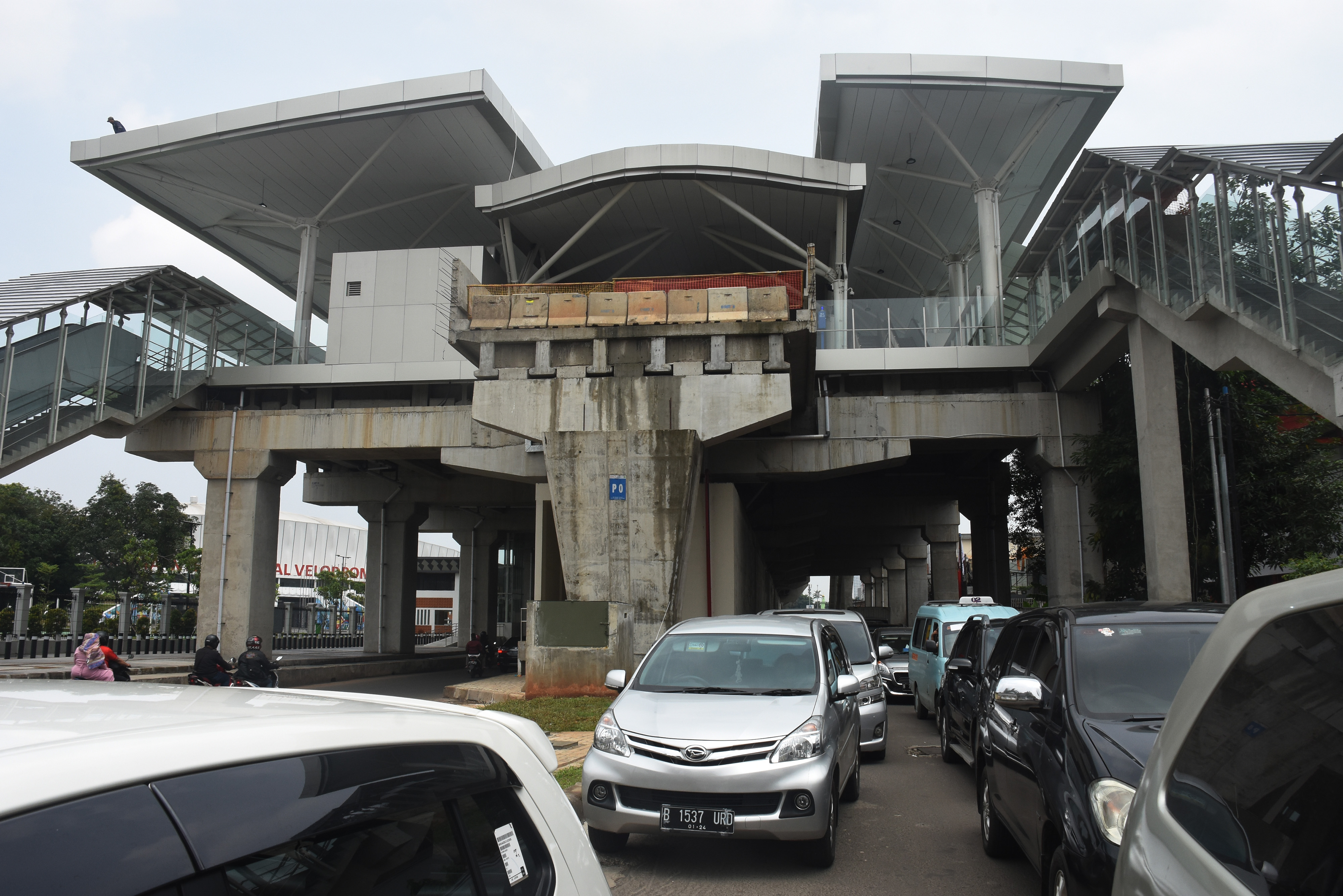  Pekerja mengecek atap Stasiun LRT Velodrome yang masih dalam tahap penyelesaian pembangunan di Rawamangun, Jakarta, Sabtu (16/2/2019). 