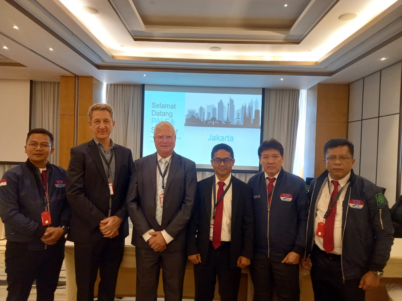 Ketua Umum APPLE Indonesia Nanang Komara (ketiga dari kanan) dan Presiden PALEA Graham Worthington (ketiga dari kiri).