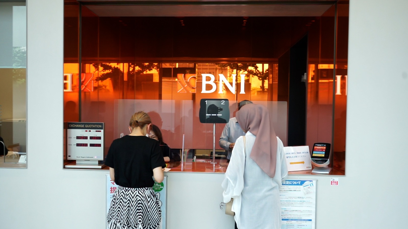 Nasabah bertransaksi di BNI cabang Tokyo.