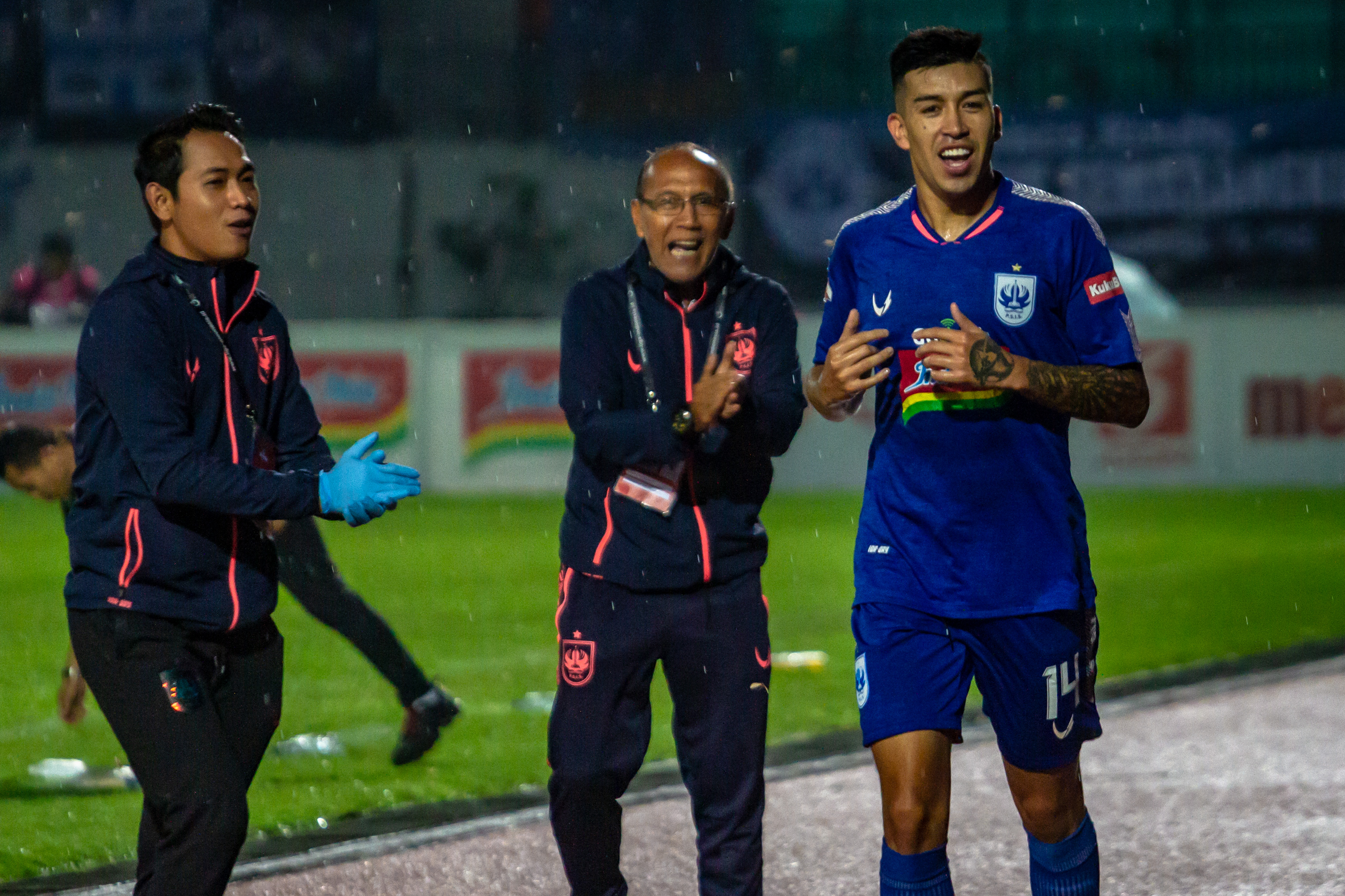Bambang Nurdiansyah (tengah) saat masih menjadi juru taktik PSIS Semarang pada 2019.