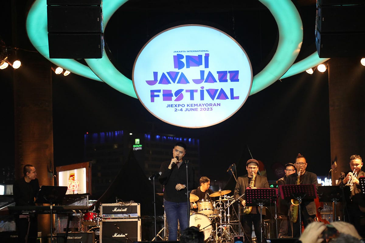 Penyanyi muda Alonzo Brata tampil memukau di hari kedua BNI Java Jazz Festival (JJF) 2023, di JI Expo Kemayoran, Jakarta.