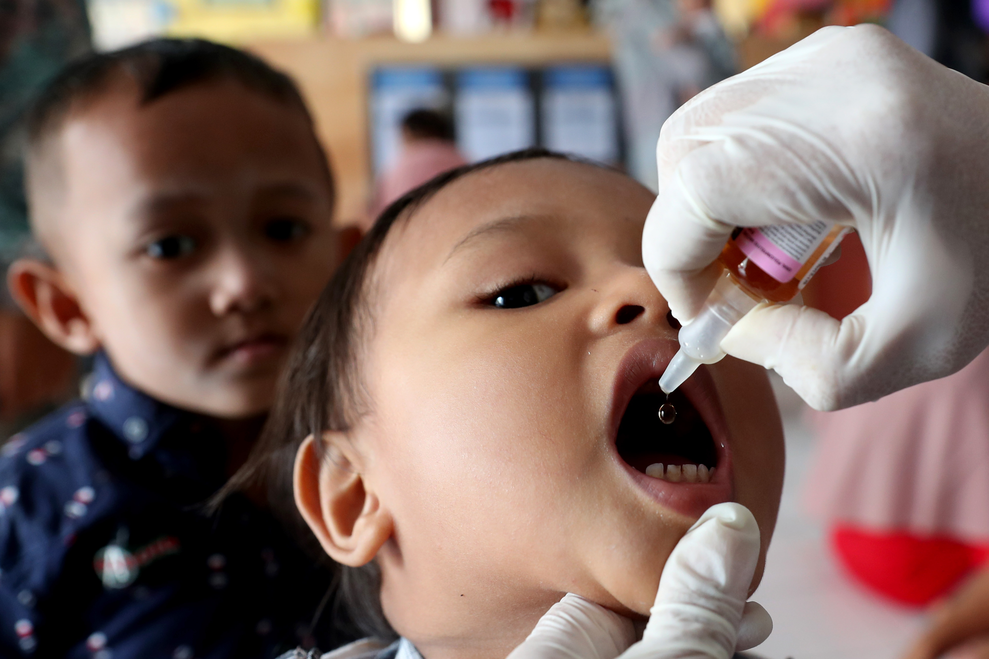 Balita mendapatkan vaksin Sub Pekan Imunisasi Nasional (PIN) polio di Posyandu Desa Ie Masen Ulee Kareng, Banda Aceh, Aceh.