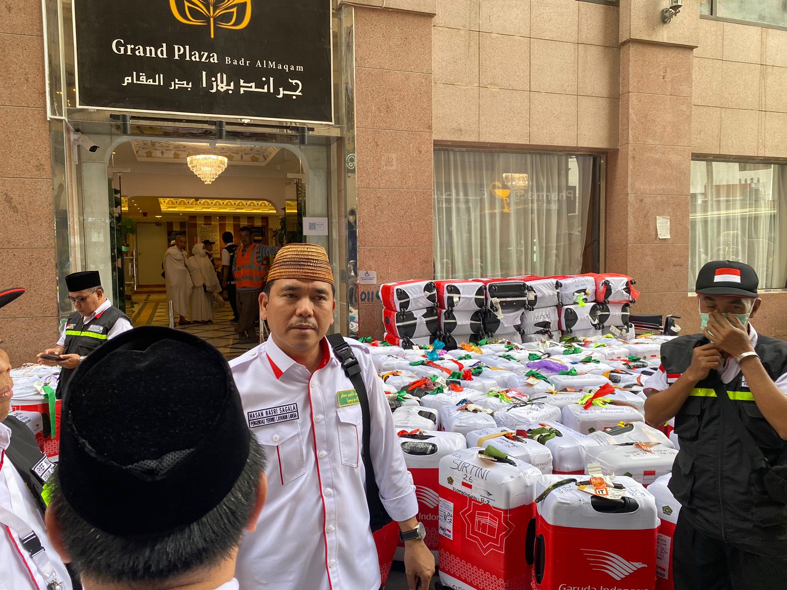 Proses pemindahan rombongan jemaah ke hotel lain, di Madinah, Arab Saudi, Sabtu (10/6).