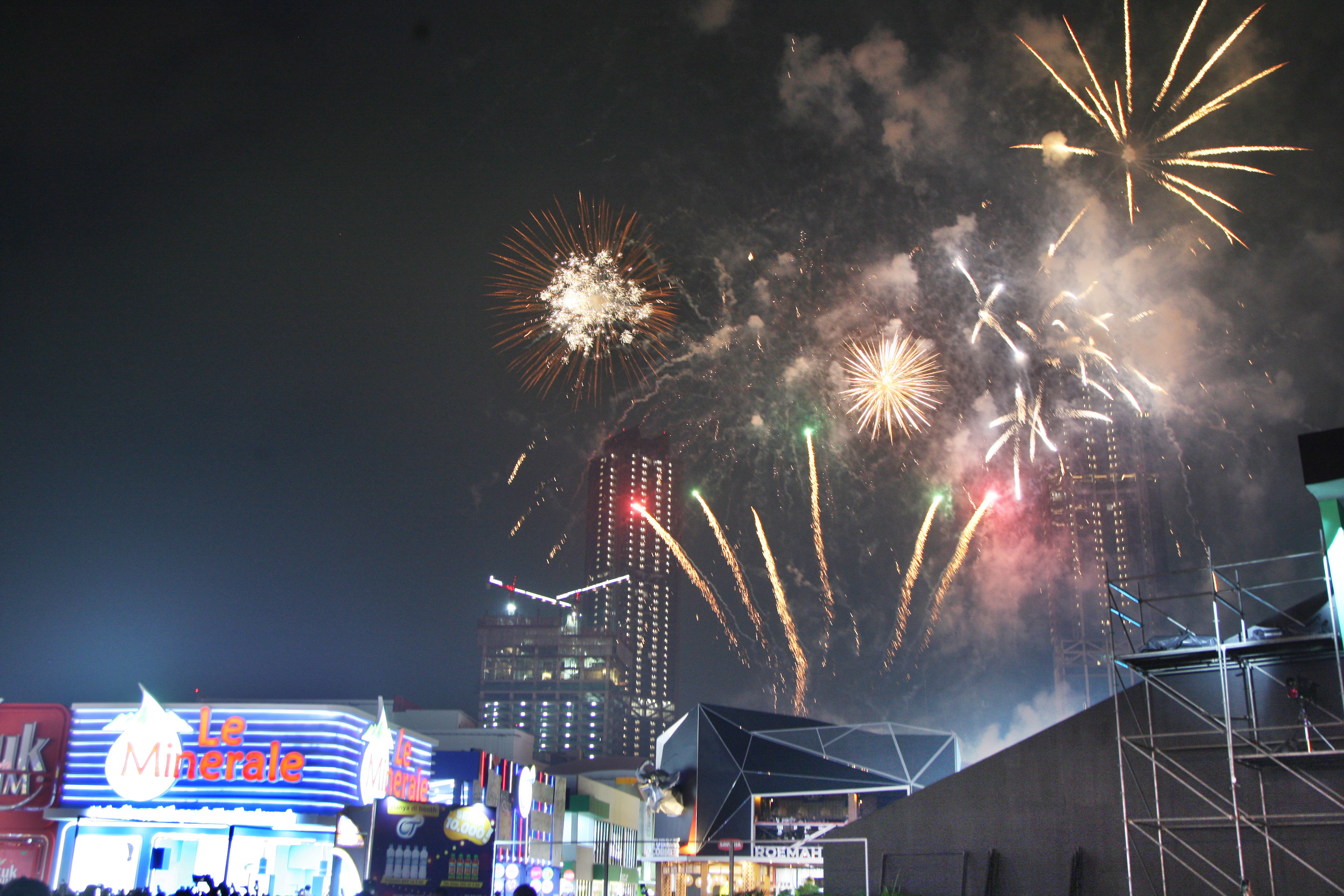 Kembang api meluncur ke angkasa saat pembukaan Jakarta Fair Kemayoran (JFK) 2023 di JIExpo, Kemayoran, Jakarta, Rabu (14/06/2023)