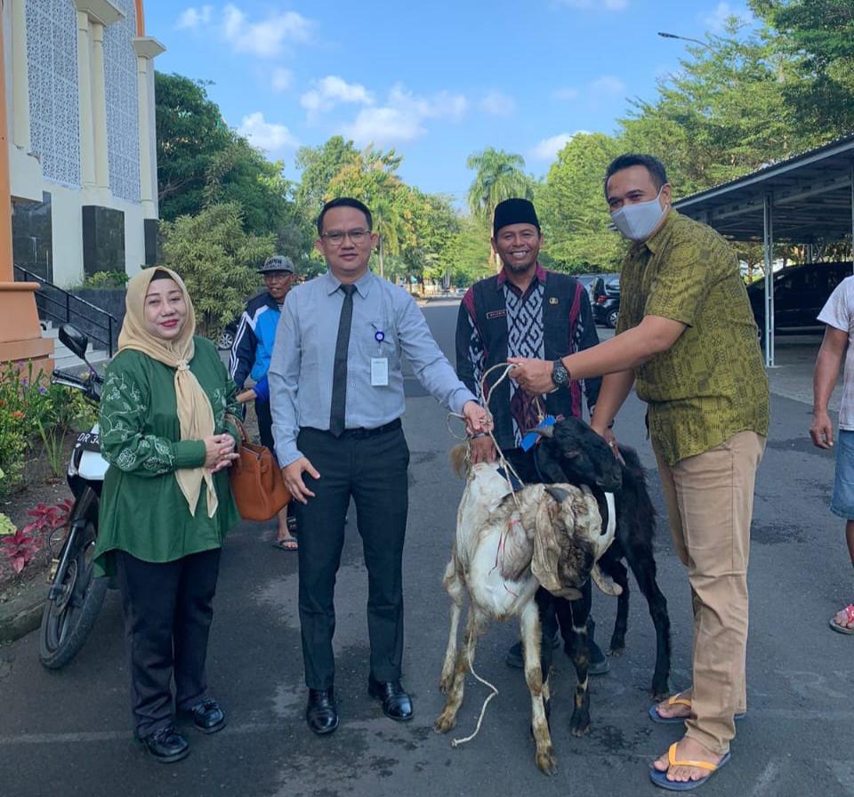 Penyerahan hewan kurban dari Manajemen Siloam Hospitals Mataram kepada panitia masjid Islamic Center Hubbul Wathan.