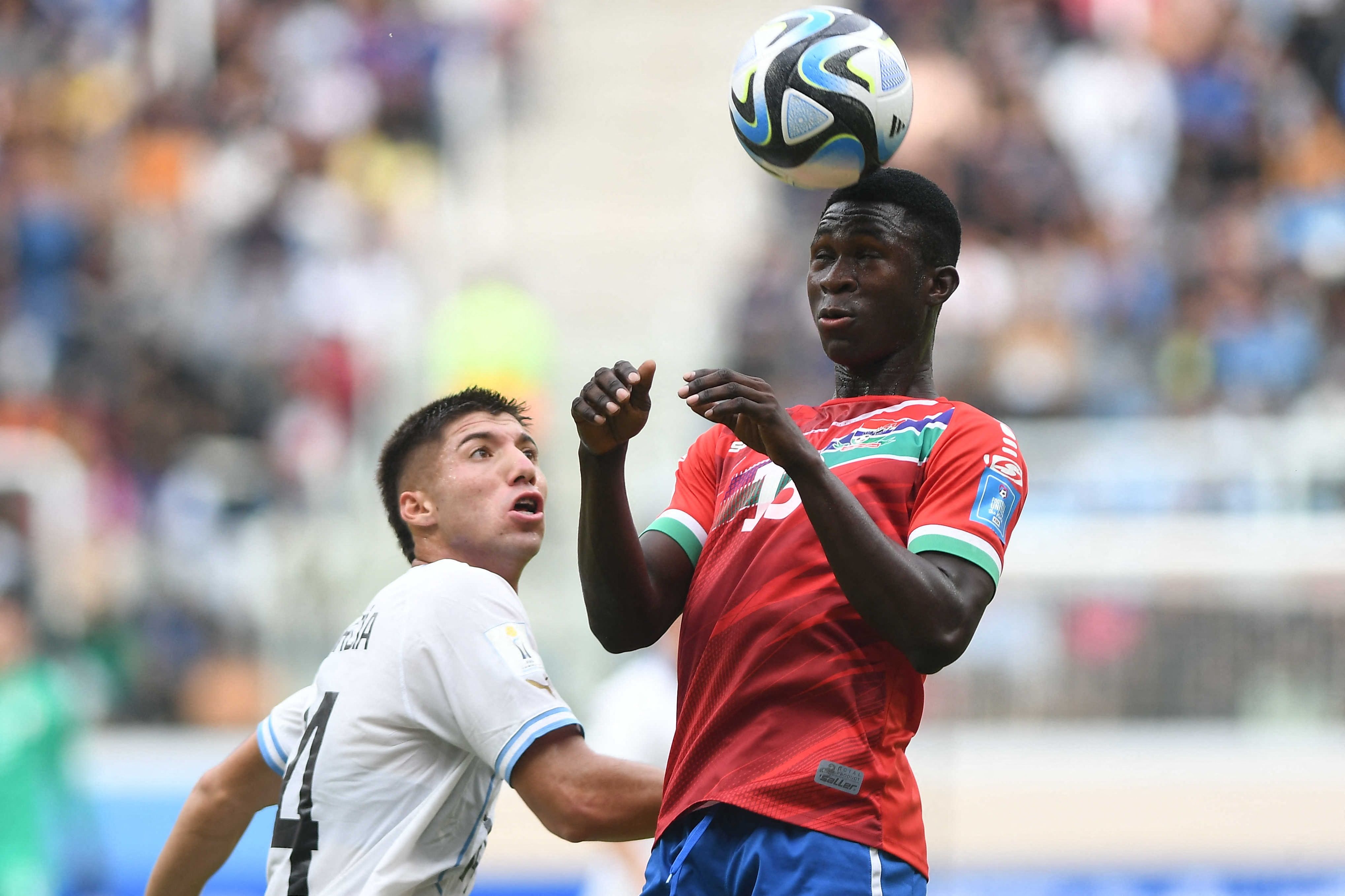 Gelandang timnas U-20 Gambia Haruna Njie (kanan) menyundul bola saat timnya melawan timnas U-20 Uruguay di 16 besar Piala Dunia U-20 2023. 
