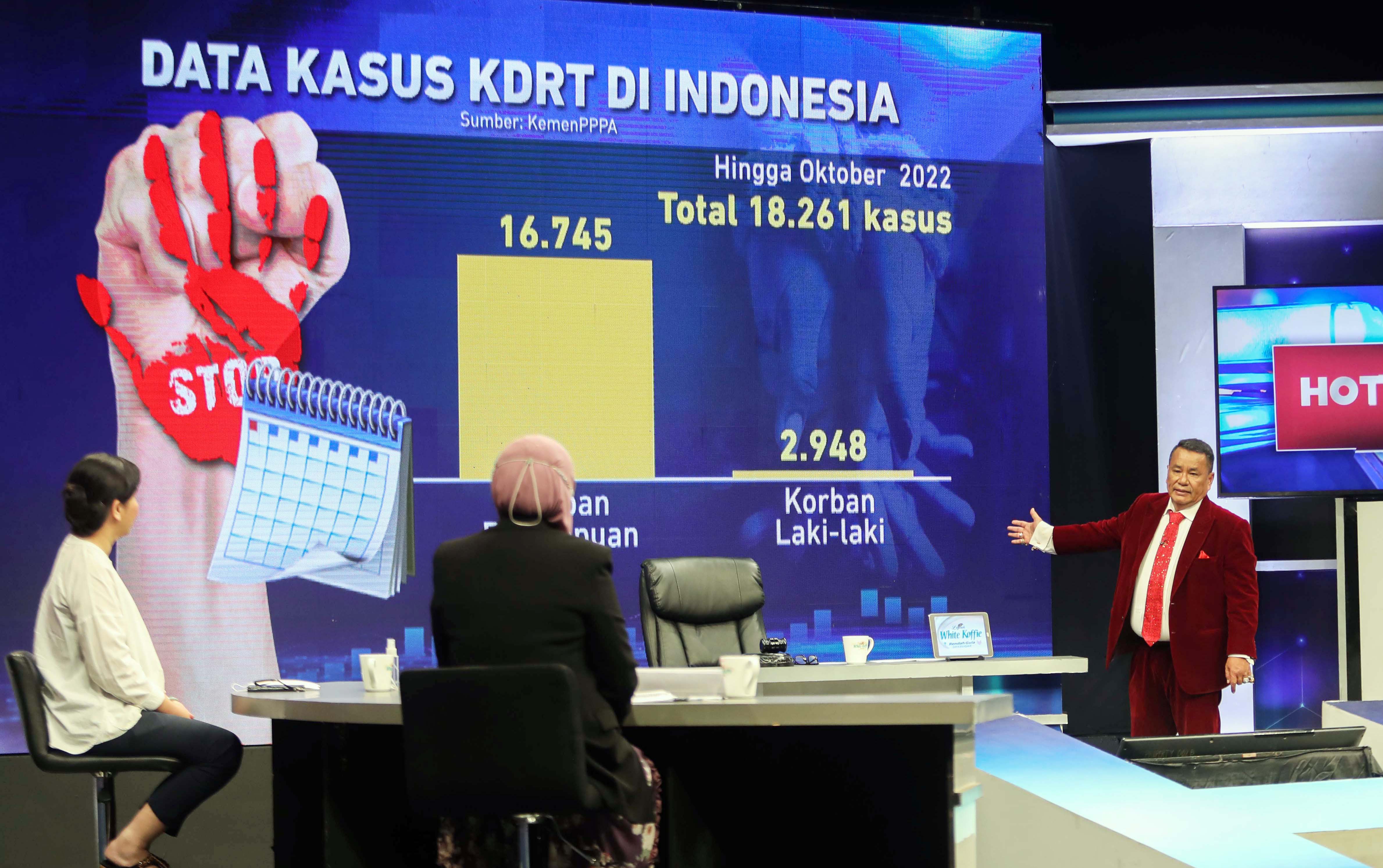 SANKSI TEGAS: Hotman Paris Hutapea memperlihatkan hasil survei terkait KDRT pada program acara Hotroom di Grand Studio Metro TV Jakarta