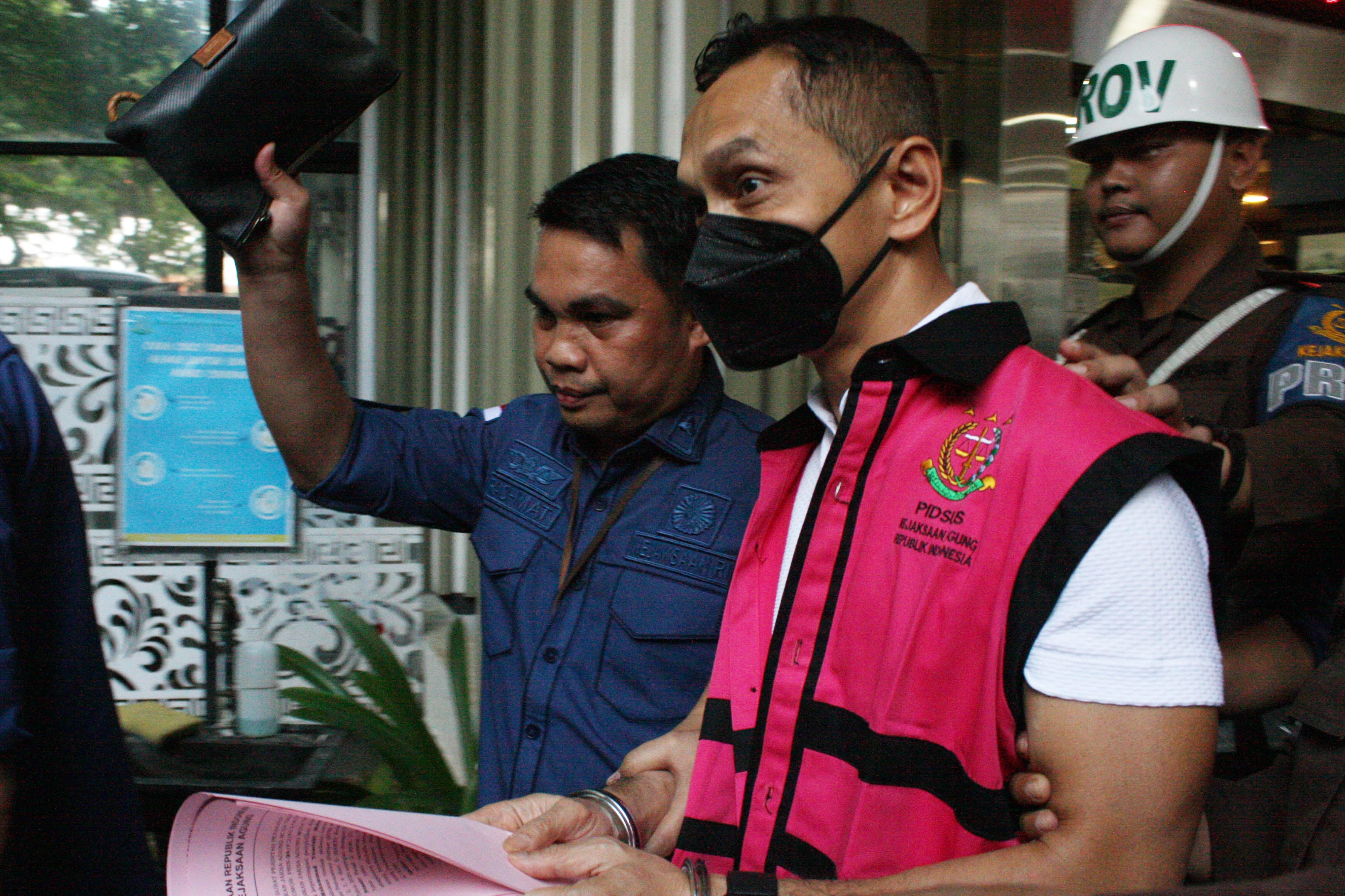 Ketua Komite Tetap Energi Terbarukan Kamar Dahang dan Industri Indonesia (KADIN) M Yusrizki dibawa Penyidik Jaksa Agung Muda Tindak Pidana