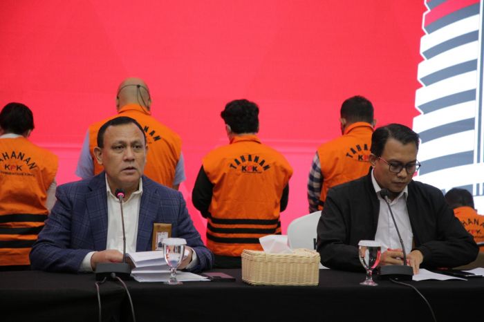 KPK akan menerapkan pasal TPPU kepada 10 tersangka kasus tukin Kementerian ESDM bila buktinya cukup.