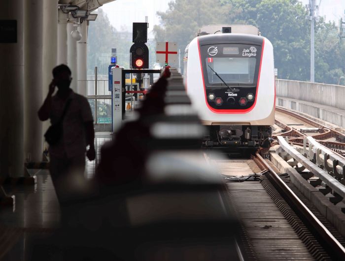 Rangkaian kereta Lintas Rel Terpadu atau Light Rail Transit (LRT) melintas di Stasiun Velodrome 