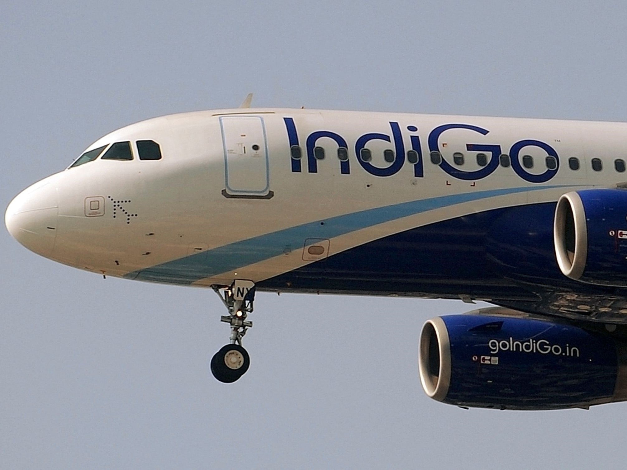 Pesawat Airbus A320 milik IndiGo bersiap untuk mendarat di bandara Mumbai, India, pada 12 Januari 2011.