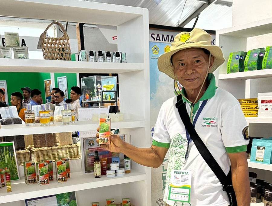  Januardi atau biasa disapa Edy, anggota Kelompok Tani Agribisnis Atsiri Kota Solok sekaligus pengurus Koperasi P3MA Provinsi Sumbar.