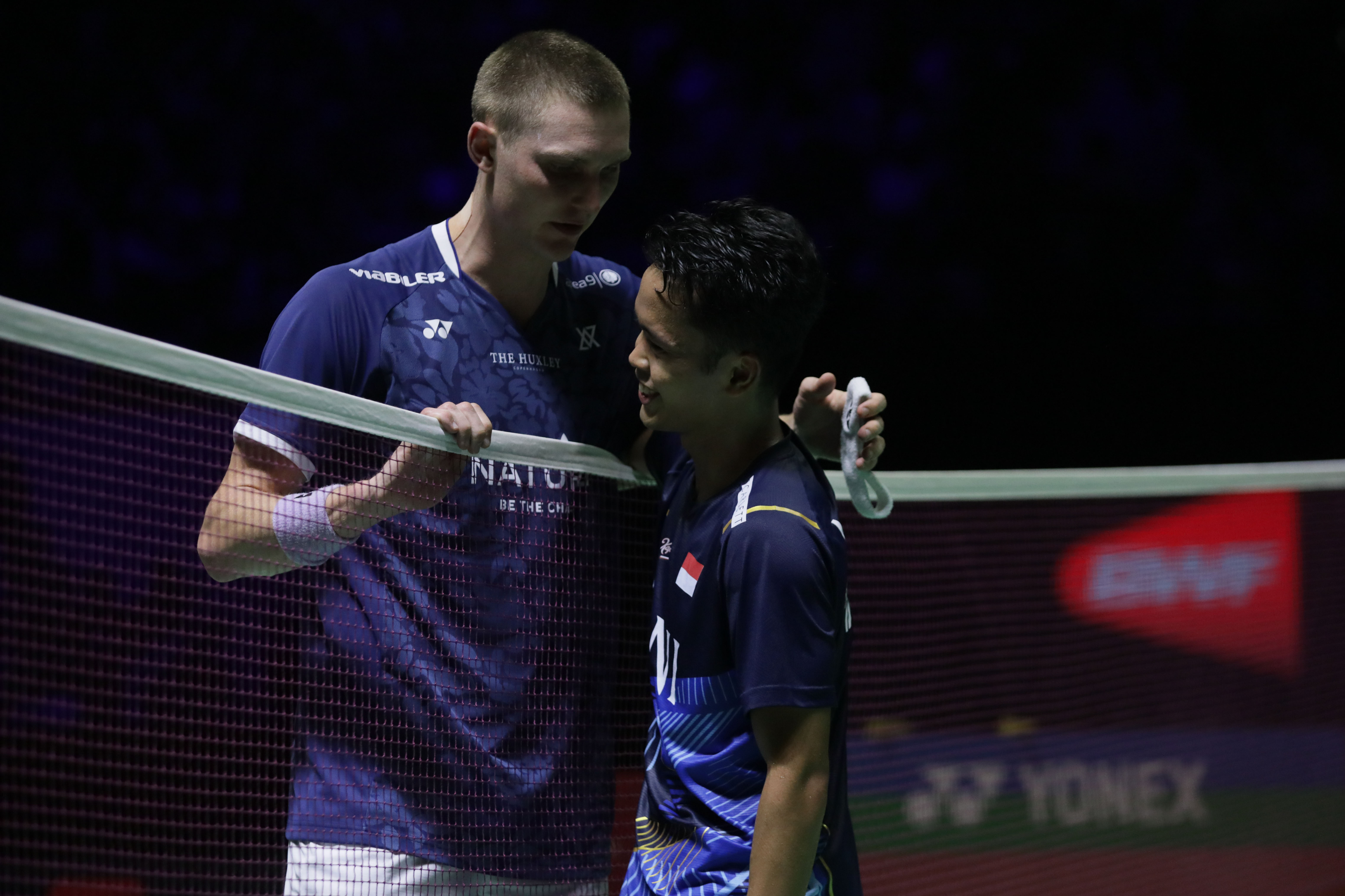 Anthony Sinisuka Ginting bersalaman dengan Viktor Axelsen usai bertanding di final Indonesia Terbuka 2023