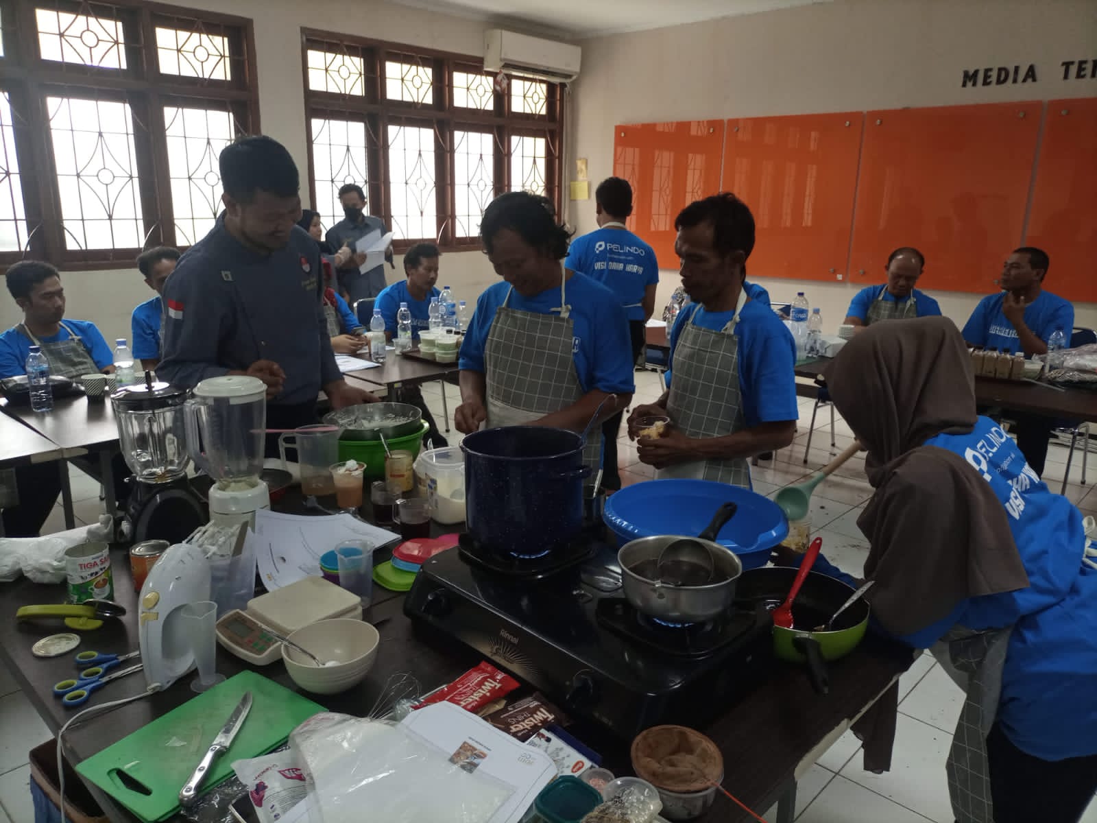 Disabilitas tunadaksa PT Pelindo bekerja sama dengan organisasi masyarakat dan sosial, Visi Maha Karya, menggelar program Difabelpreneur.