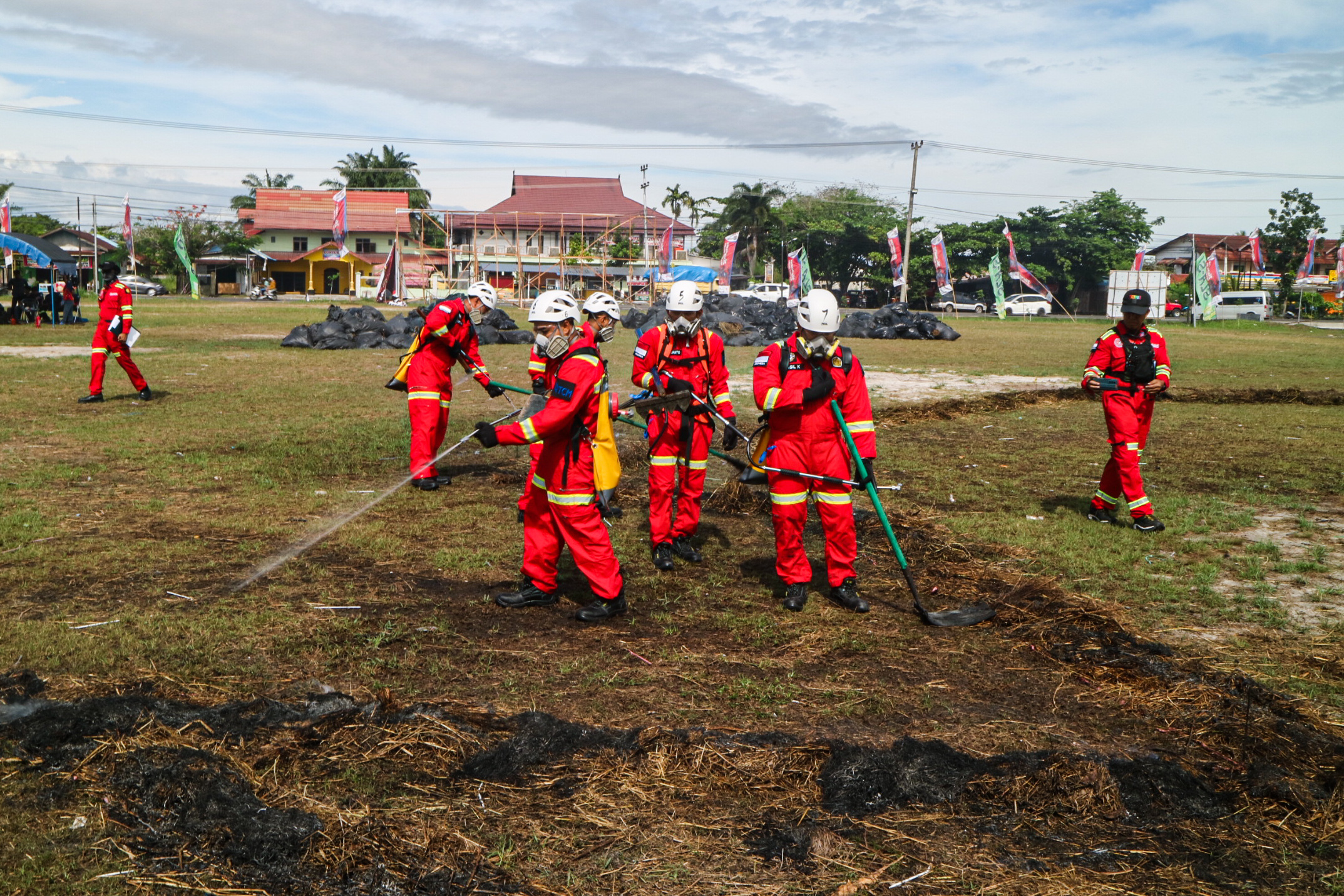 Petugas berusaha memadamkan kebakaran hutan dan lahan di wilayah pertambangan saat mengikuti kompetisi Kalimantan Fire Rescue Challenge.